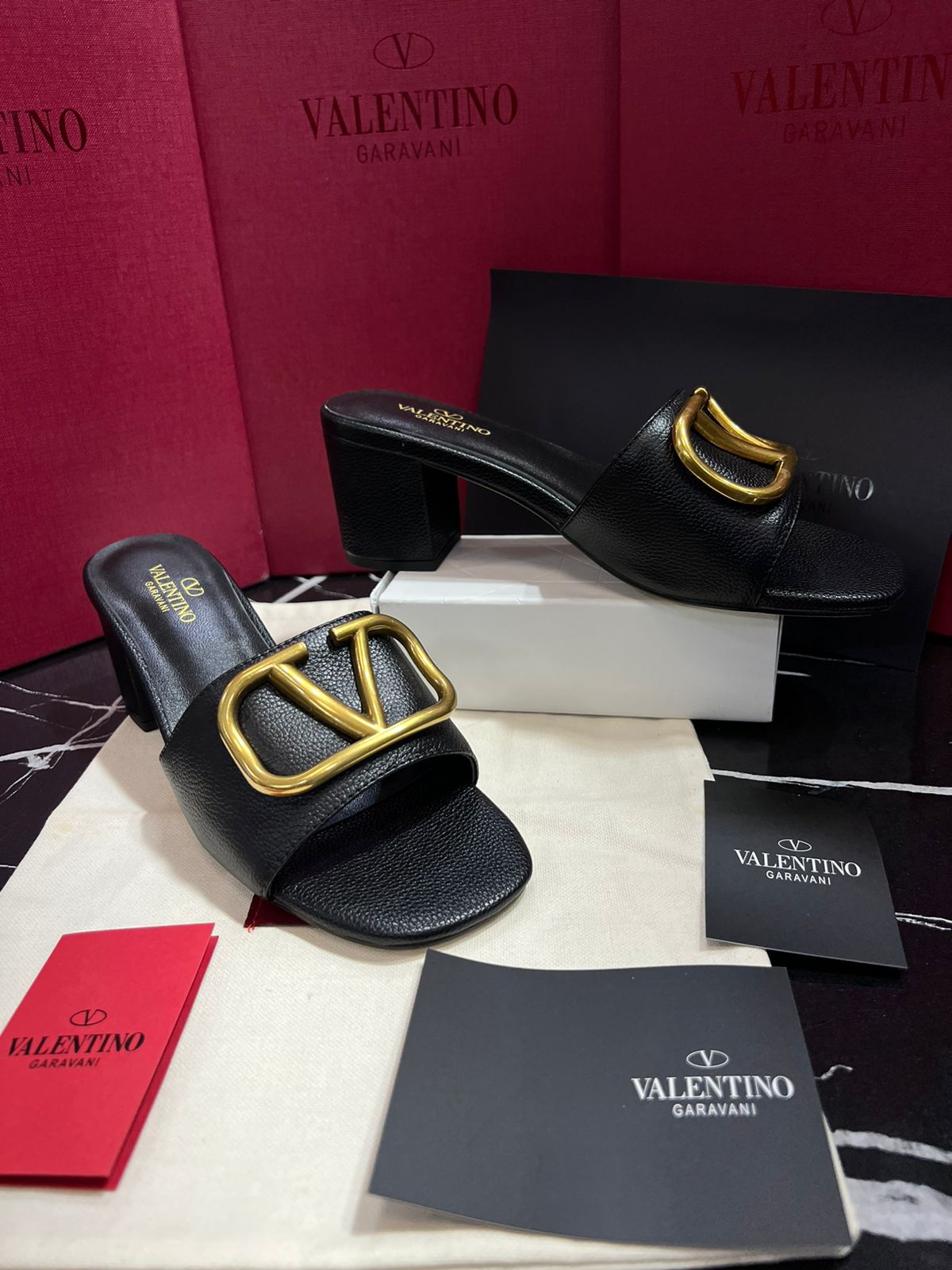 Valentino Sandalia tacon bajo color negro con dorado