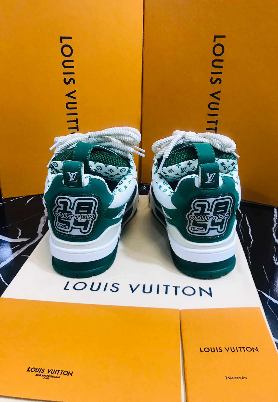 Louis Vuitton Tenis blancos con verde Caballero