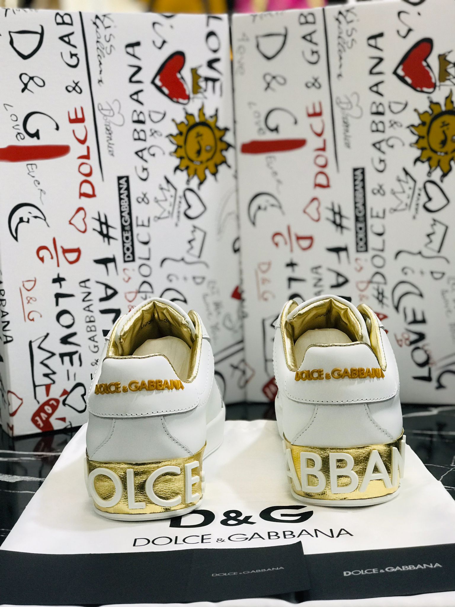 Dolce Gabbana Tenis Blancos con dorado