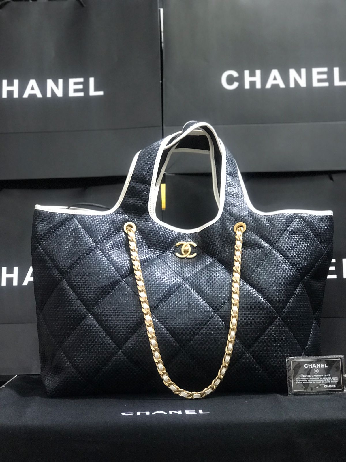 Chanel Negro Bordada Edición Especial