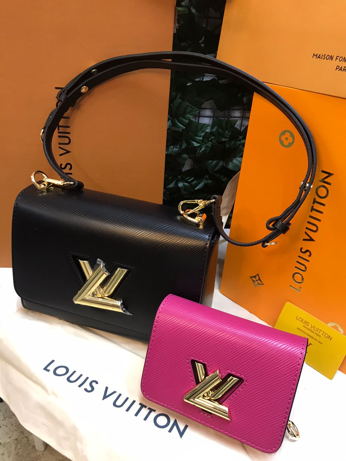 Louis Vuitton Negra con Monedero Rosa Piel