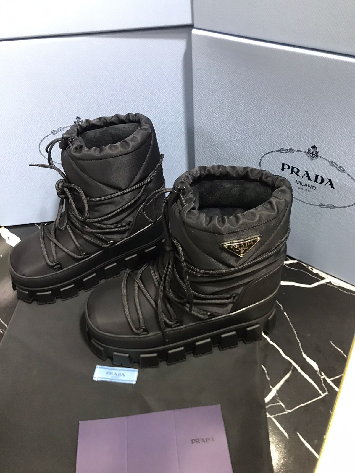 prada color negro de hule