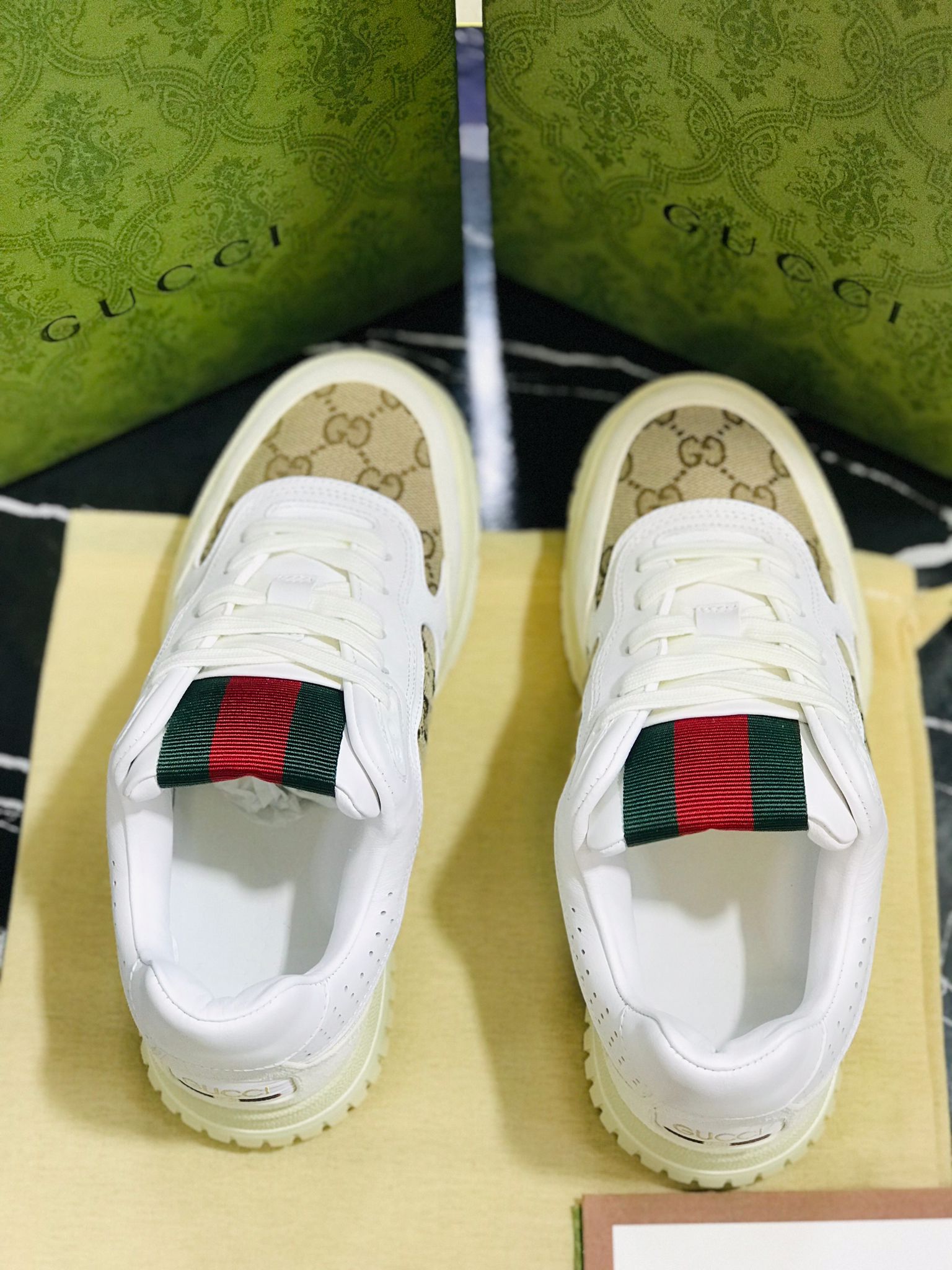 Gucci Tenis color blancos