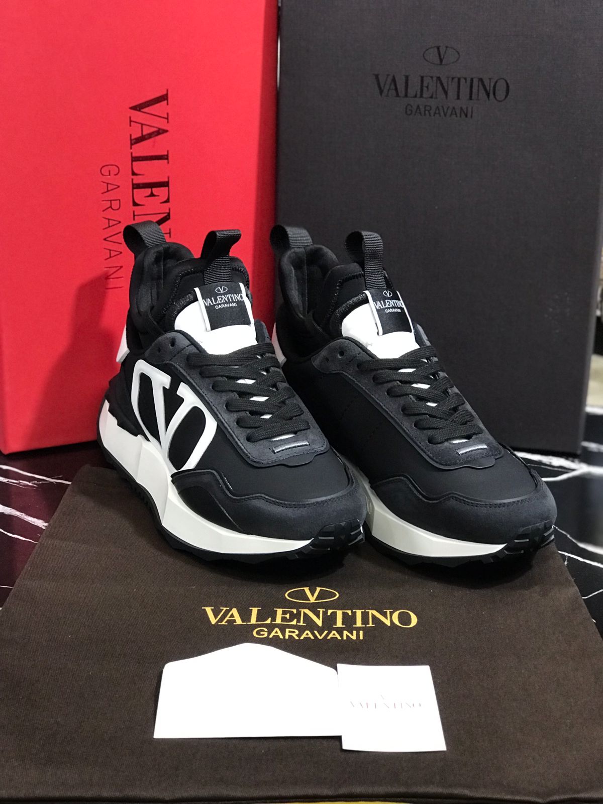 Valentino tenis negro con blanco Caballero