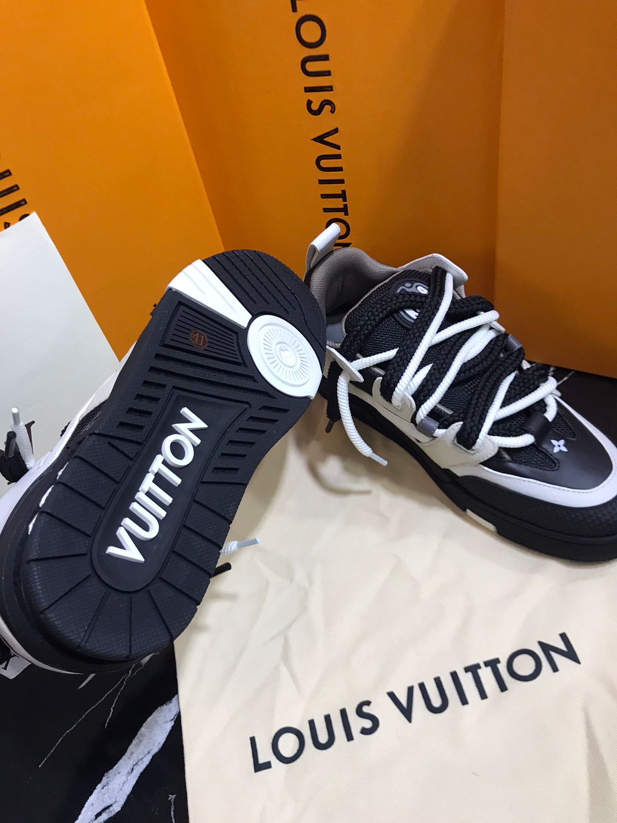 Louis Vuitton tenis color negros Caballero