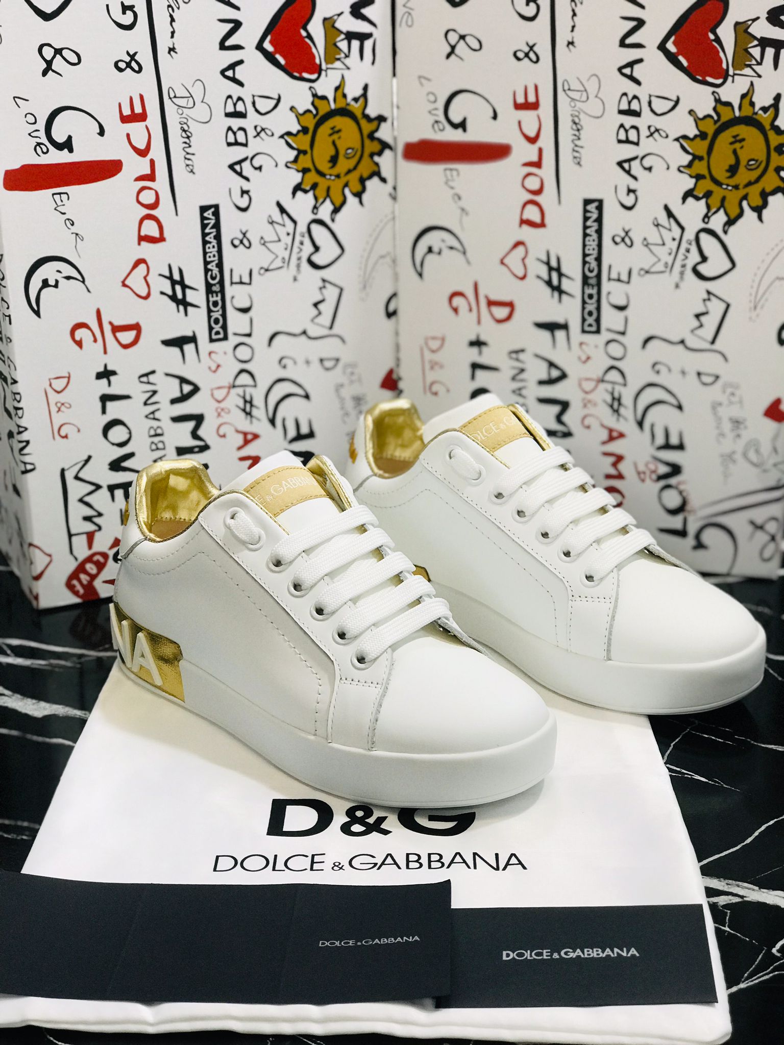 Dolce Gabbana Tenis Blancos con dorado