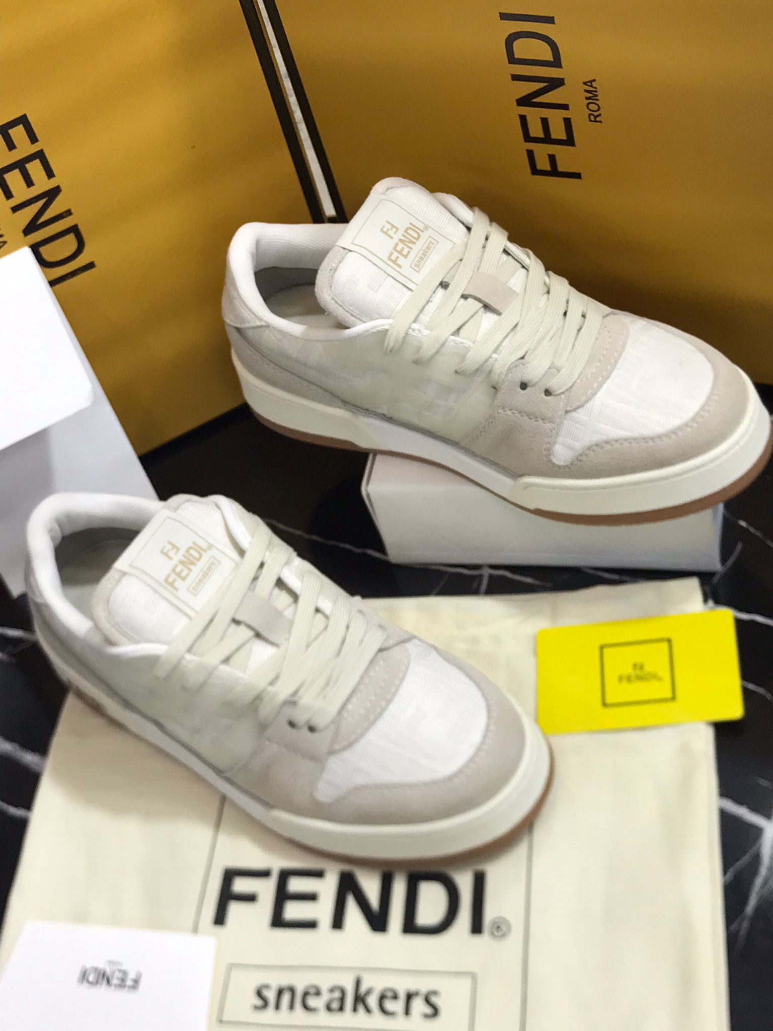 Fendi tenis blanco con cafe