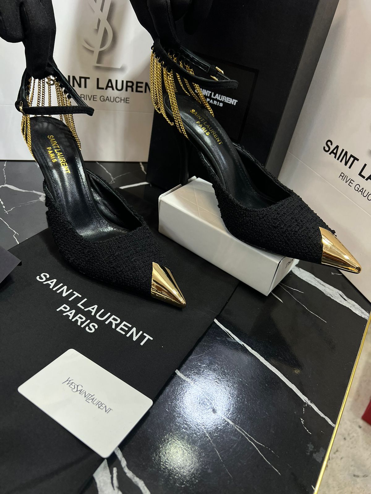 Saint Laurent YSL tacones negros con dorado