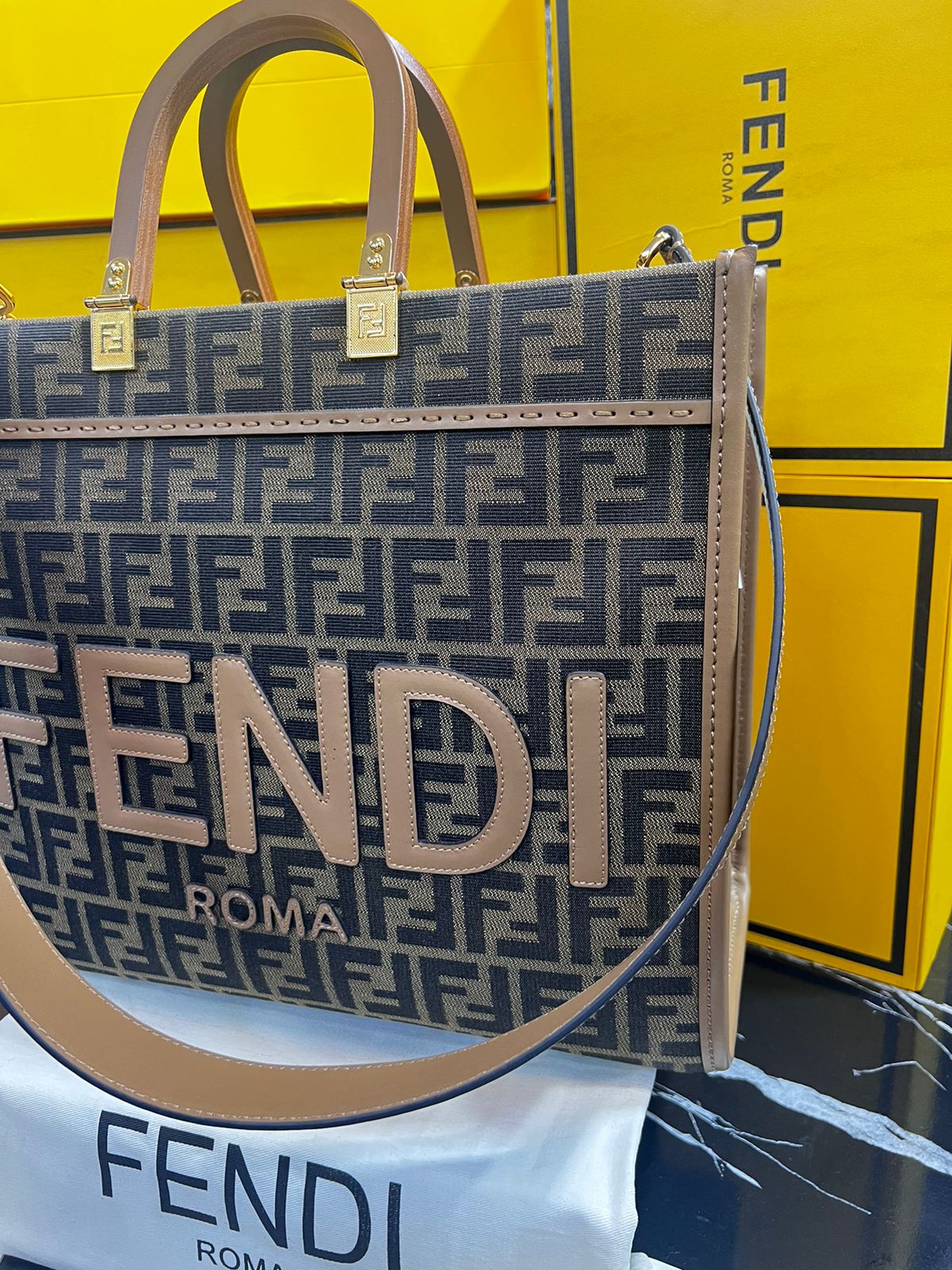 Fendi Roma Café Tela con Piel