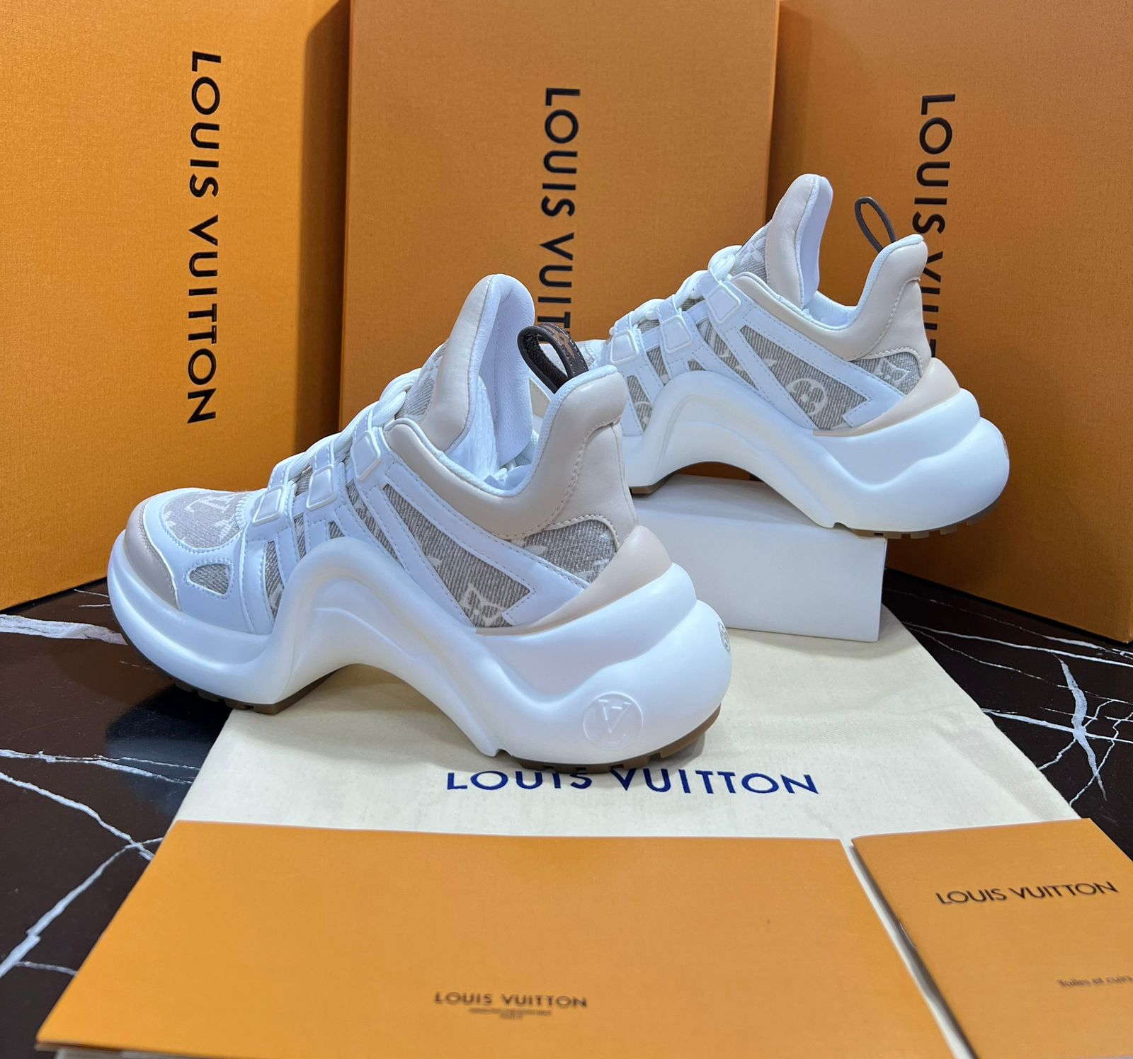 Louis Vuitton Tenis blancos