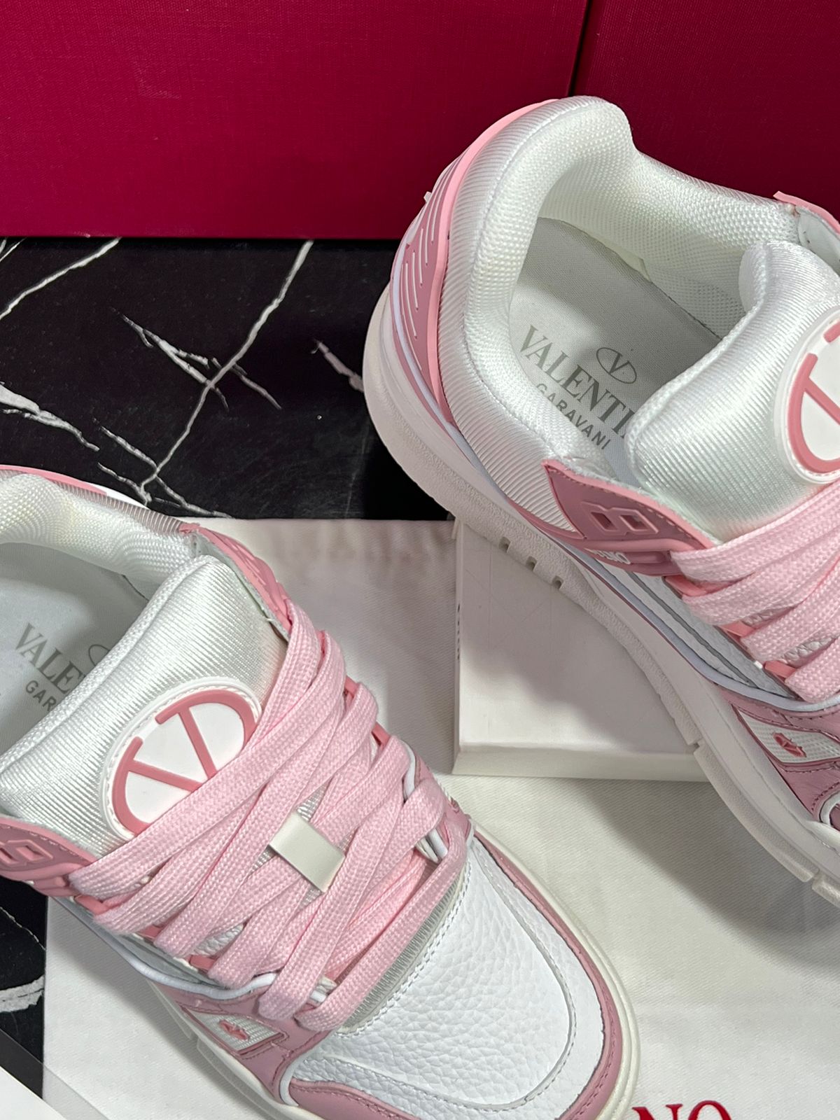 Valentino Tenis blanco con rosa