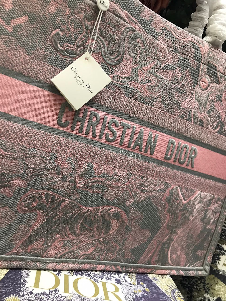 Christian Dior Rojo Patron Tigres Tela Bordada