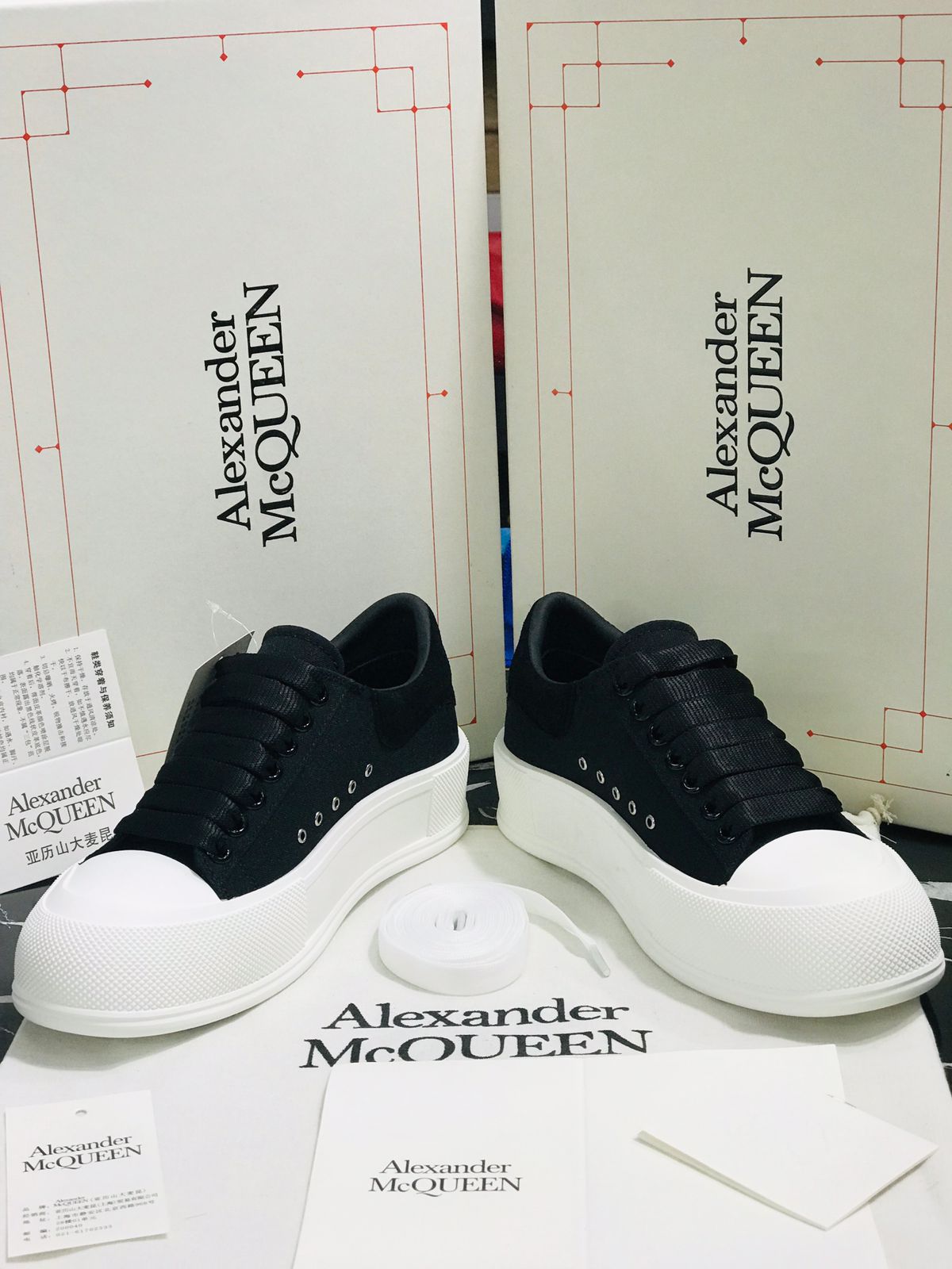 Tenis Alexander Mc Queen blancos con negro