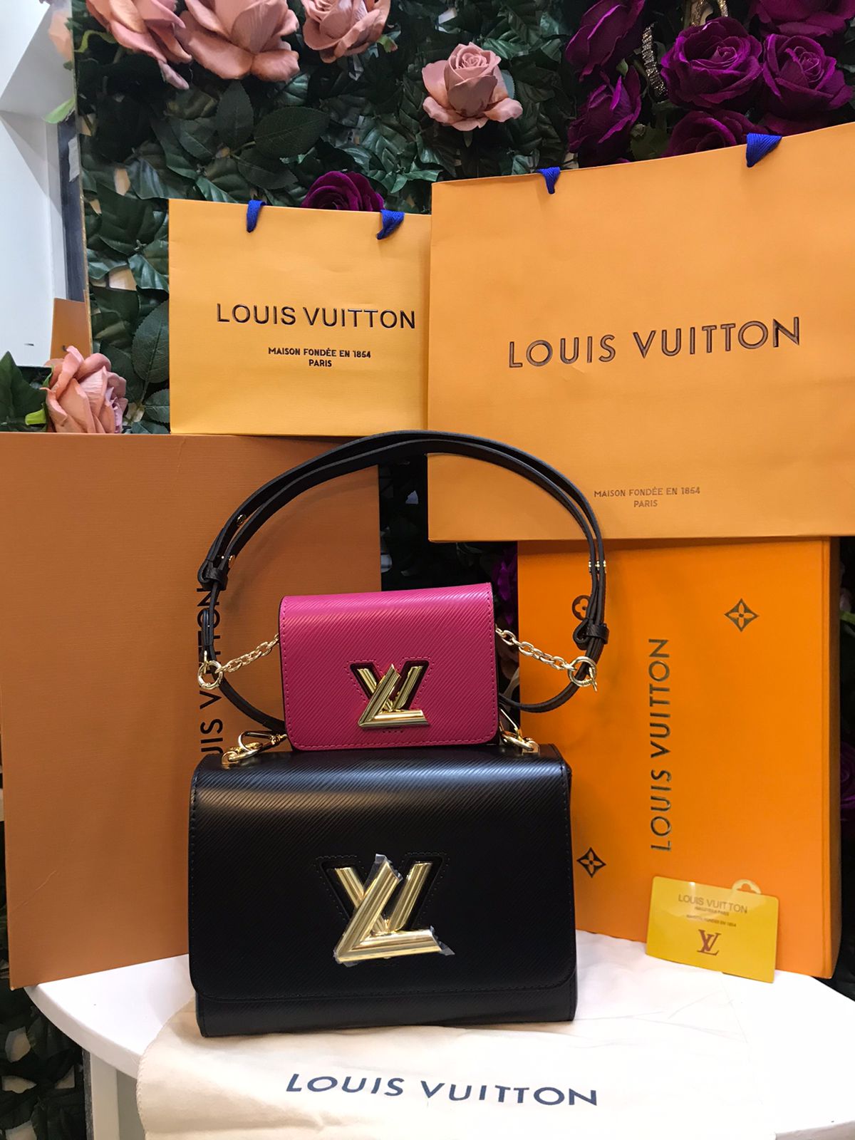 Louis Vuitton Negra con Monedero Rosa Piel