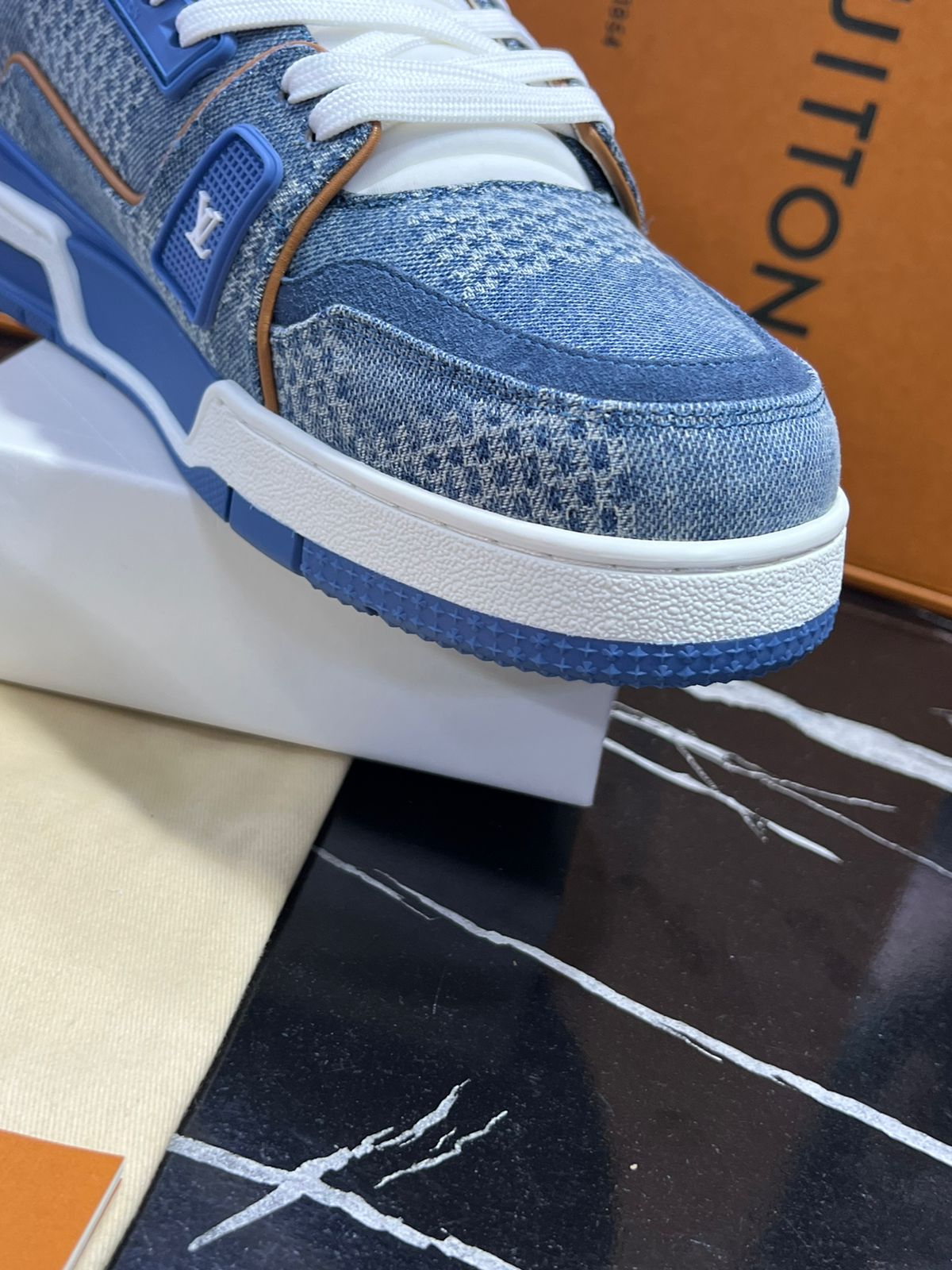 Louis Vuitton Tenis color gris con azul