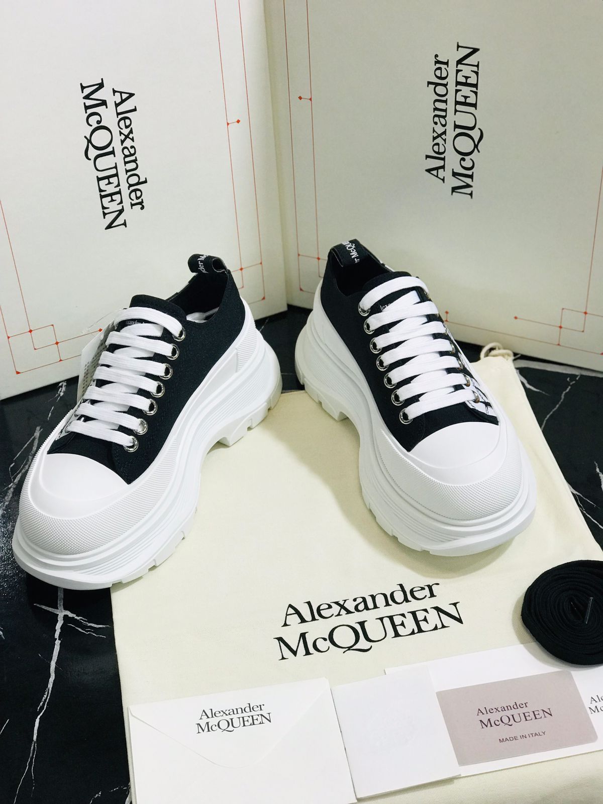 Alexander Macqueen tenis blacos con negro