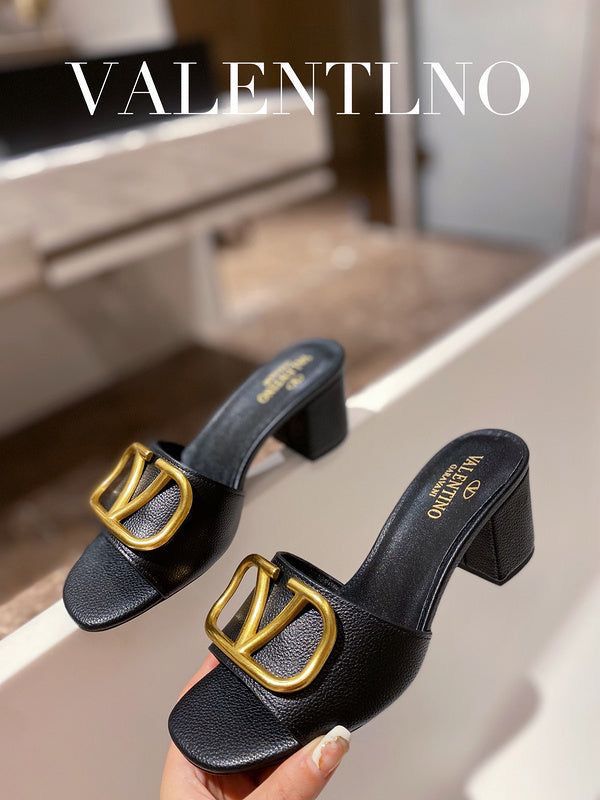 Valentino Sandalia tacon bajo color negro con dorado