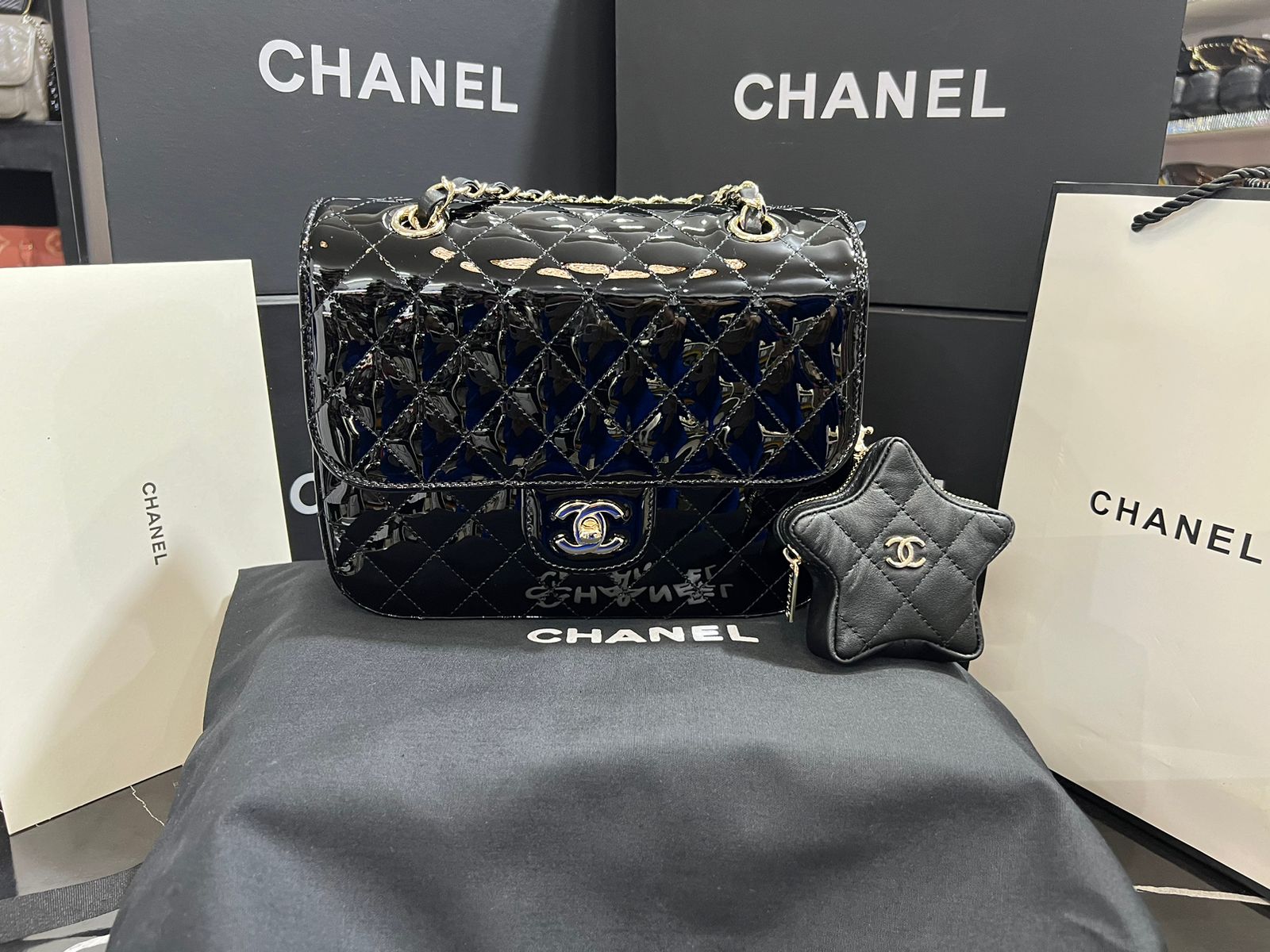 Chanel Negro Edición Especial con Accesorio de Estrella Charol y Piel