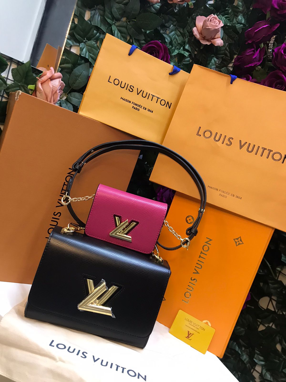 Louis Vuitton Negra con Monedero Rosa Piel