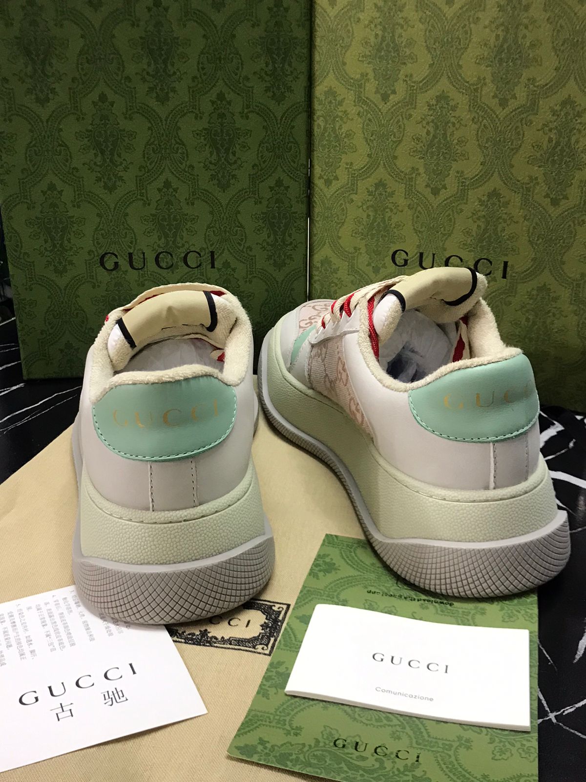 Gucci Tenis blanco con rosa