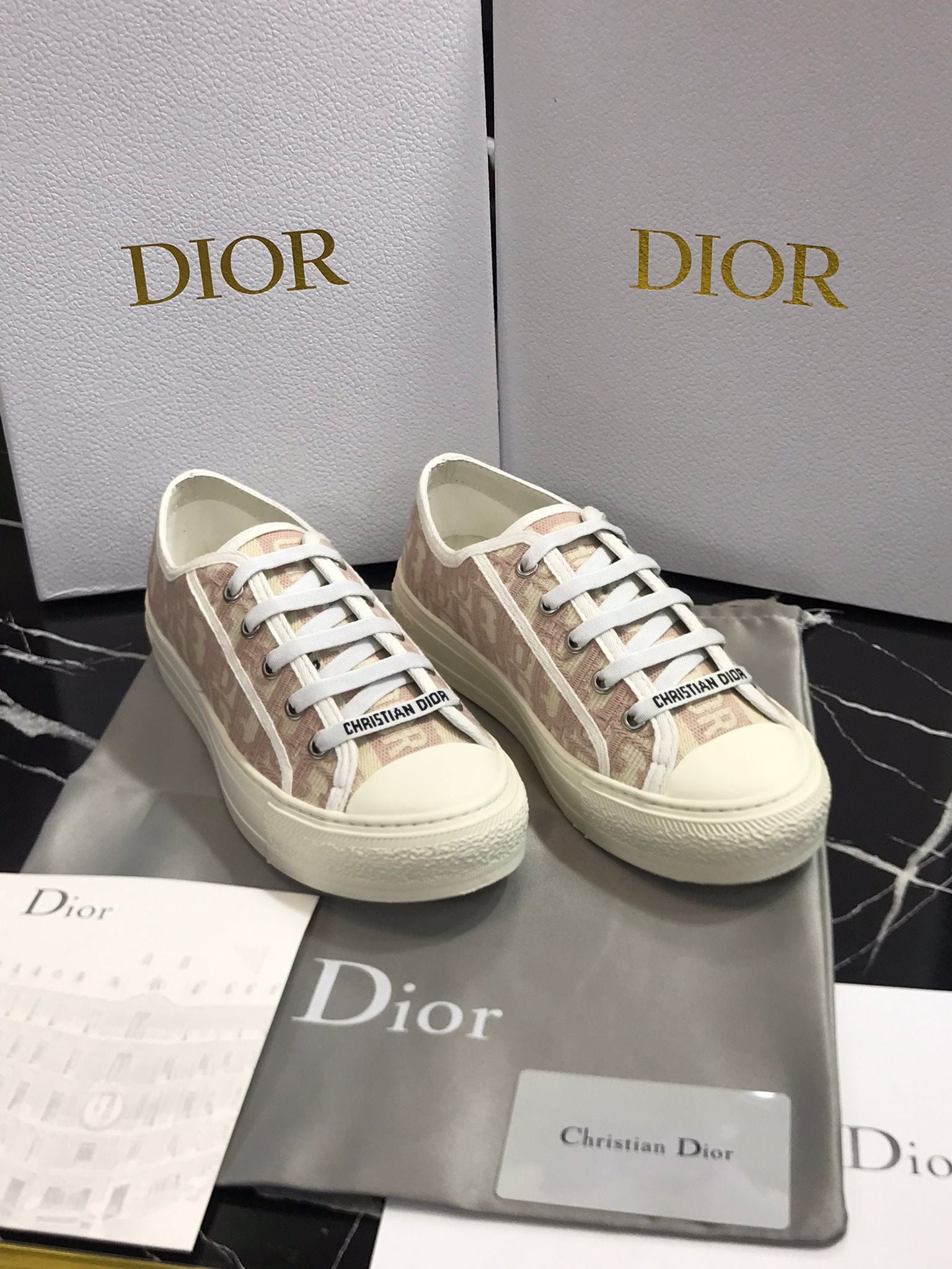 Dior tenis blancos con crema