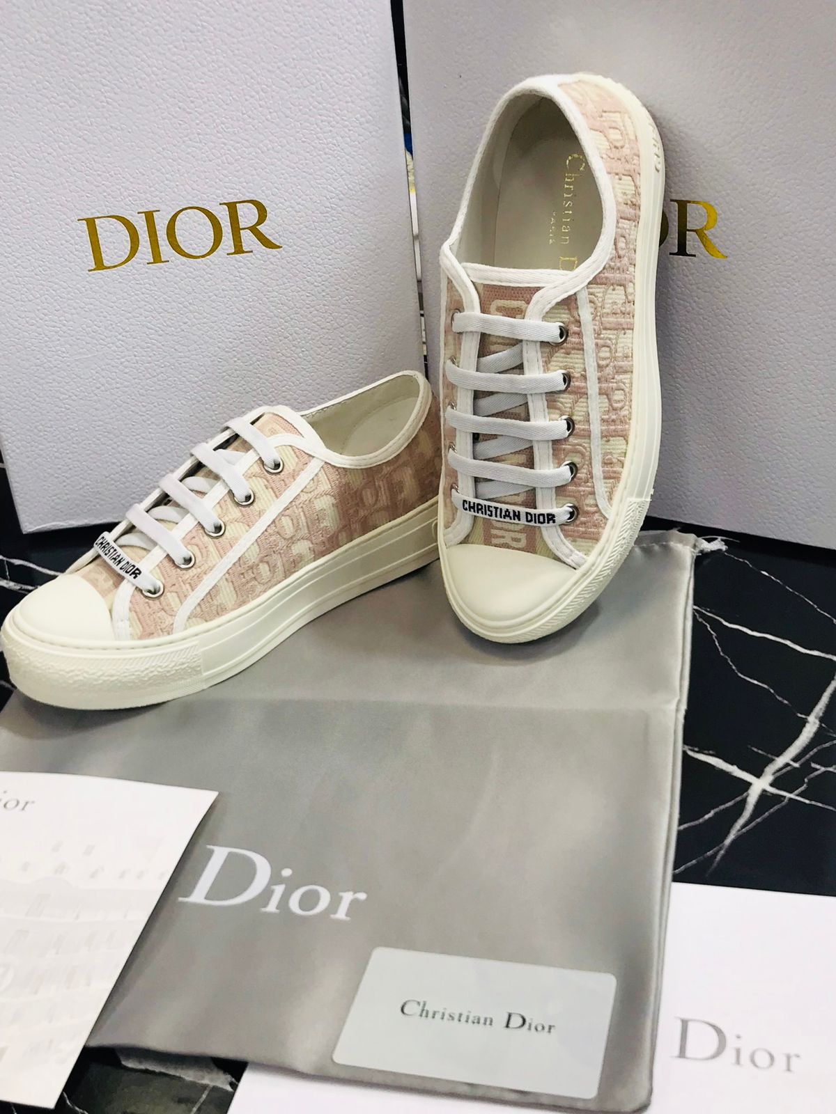 Dior tenis blancos con crema