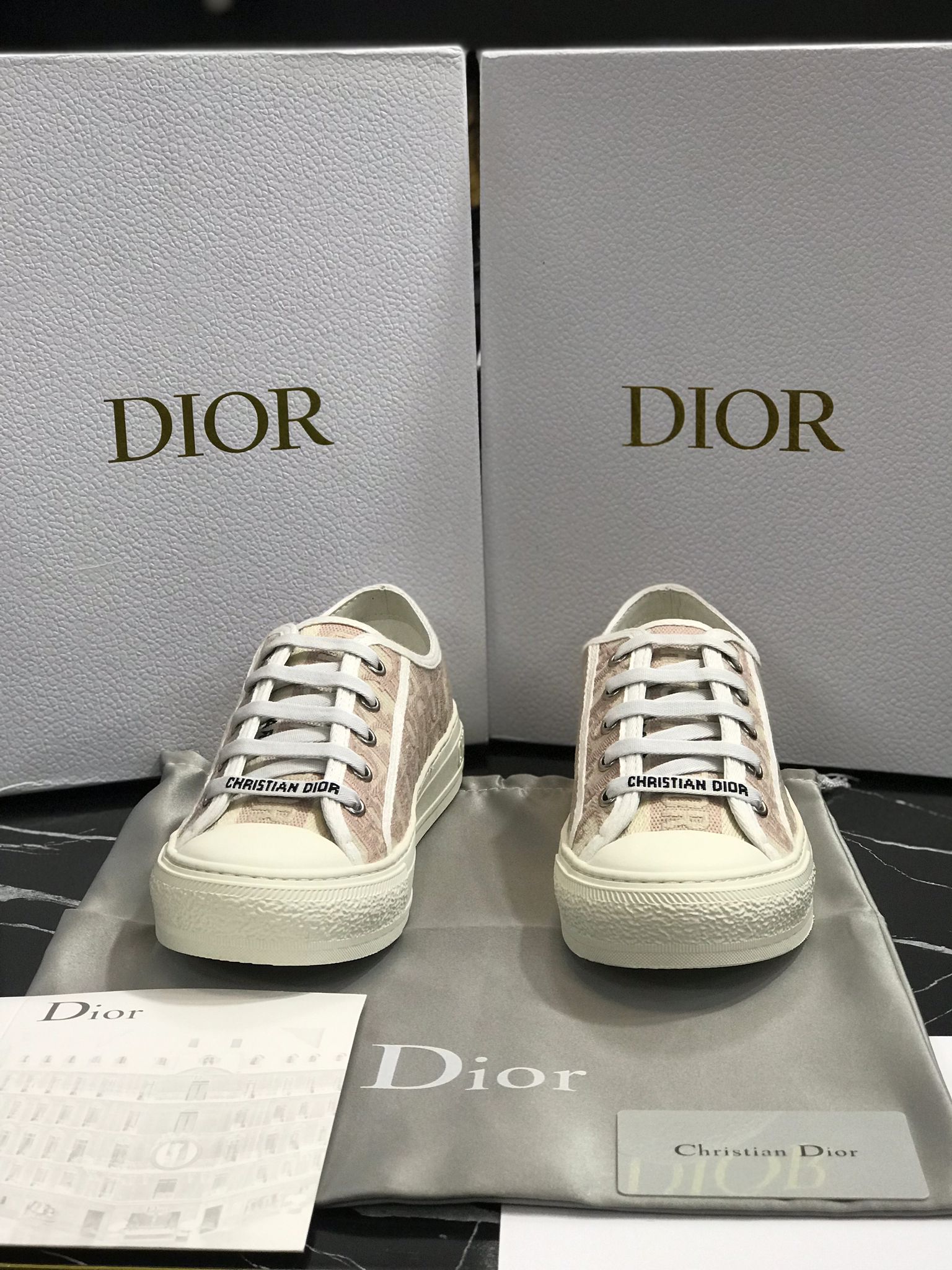 Dior tenis blancos con crema