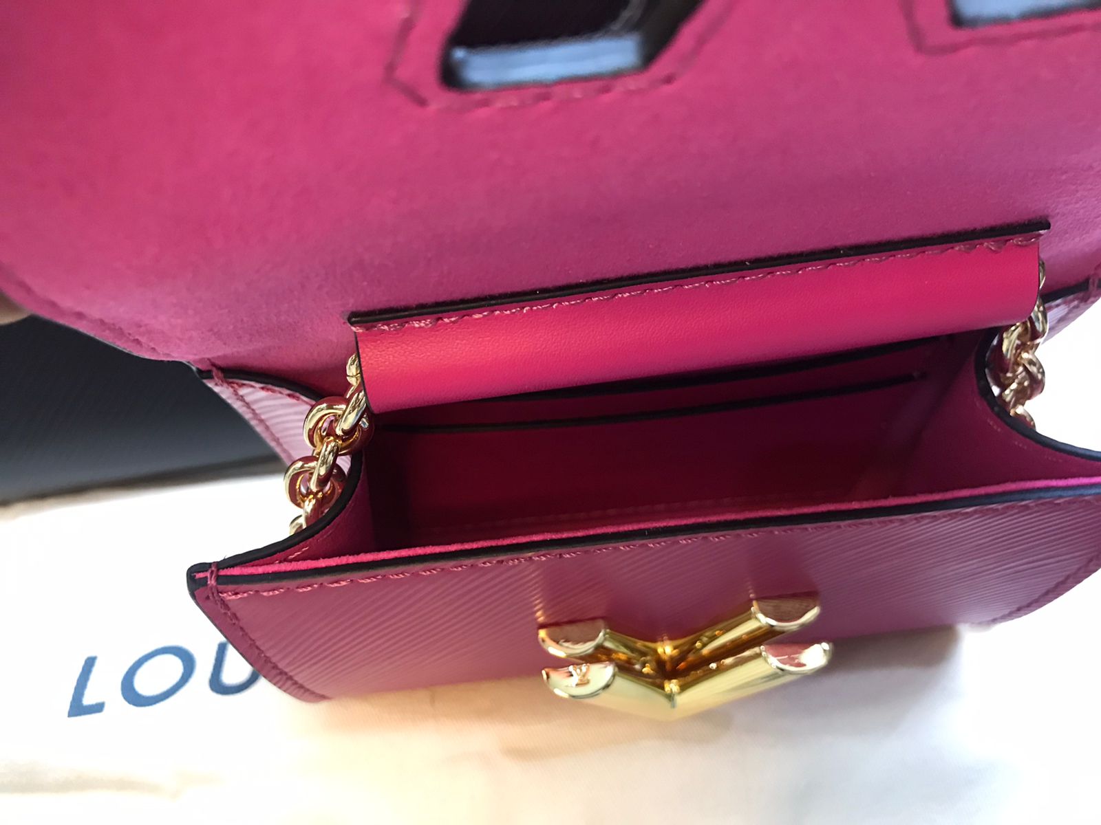 Louis Vuitton Negra con Monedero Rosa Piel