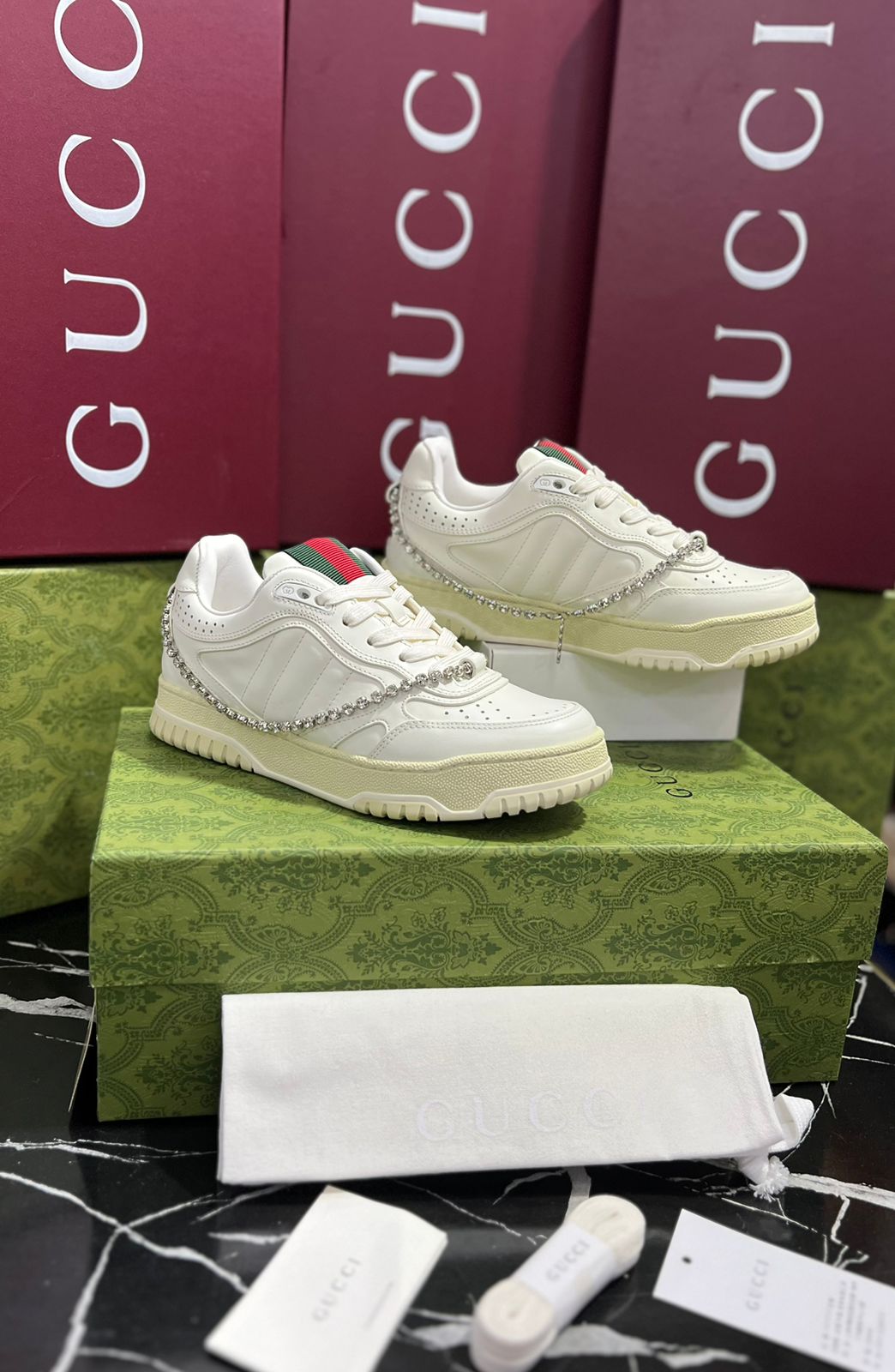 Gucci Tenis blancos con cadena