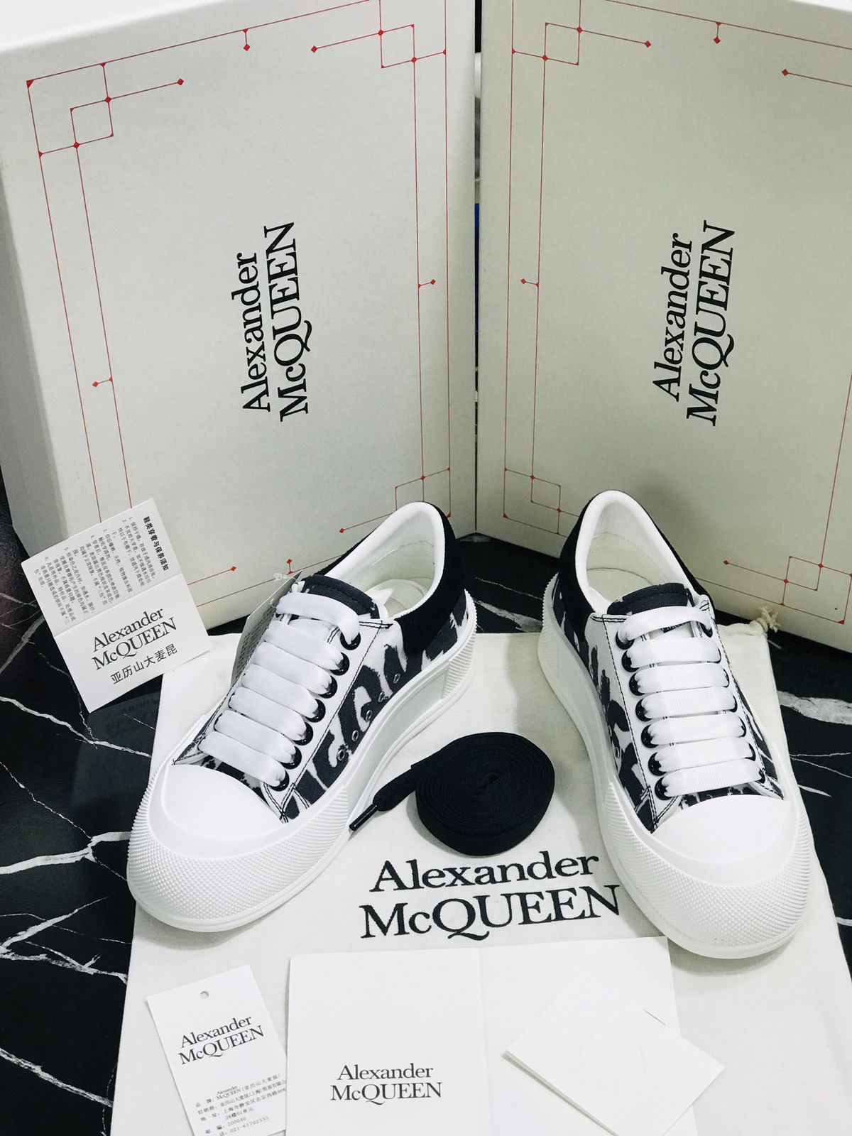 Tenis Alexander Mc Queen blacos con lineas negras