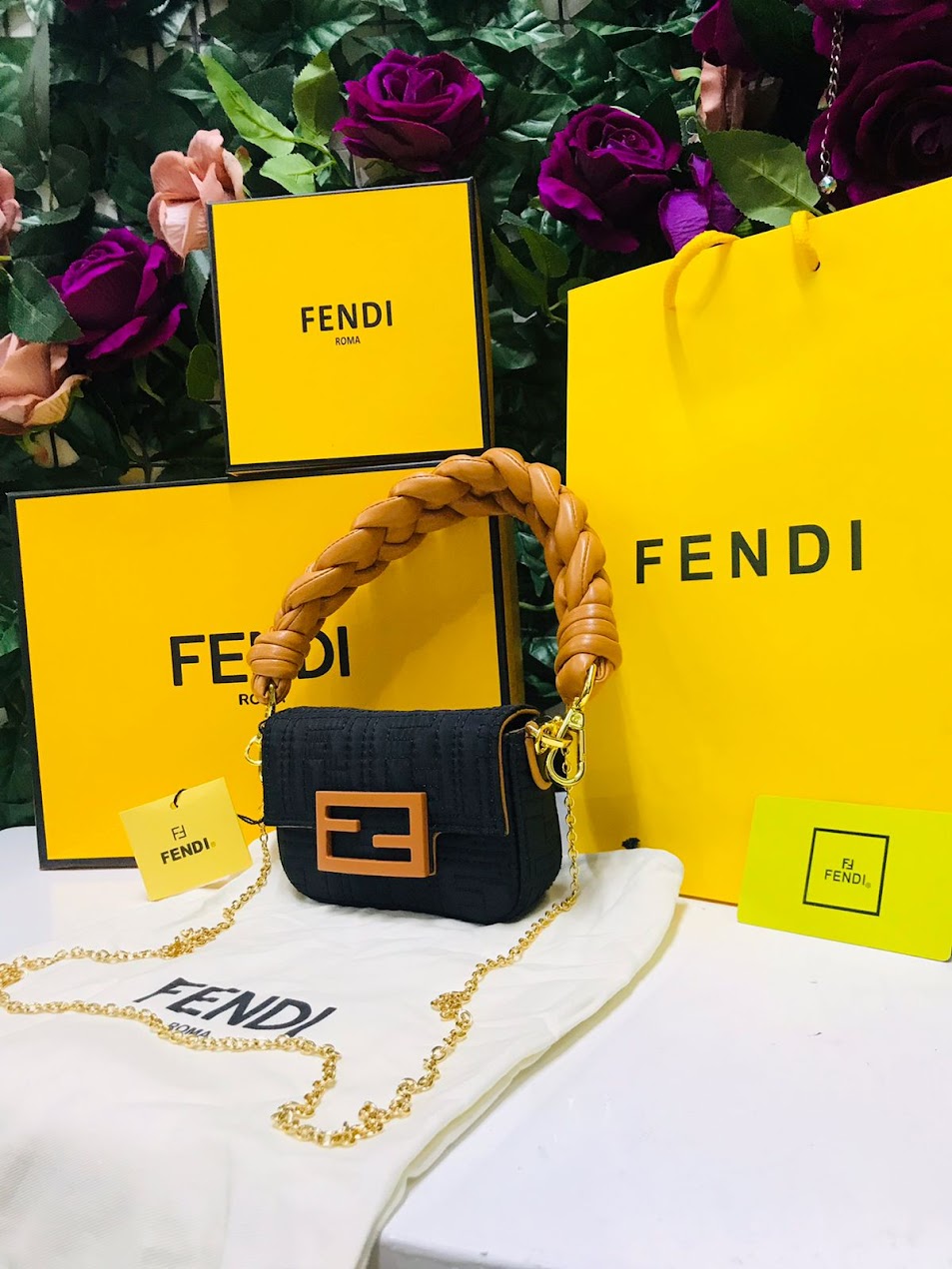 Fendi Negro Mostaza Piel Pequeña.