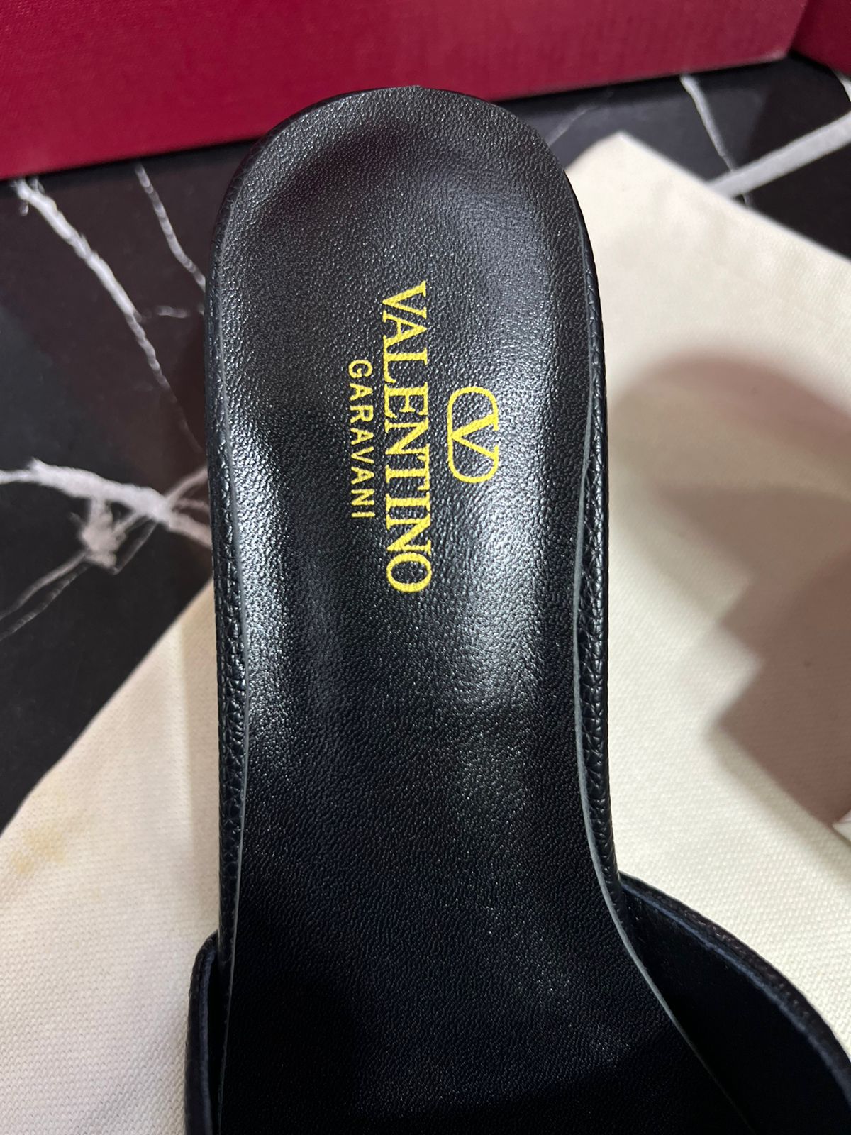 Valentino Sandalia tacon bajo color negro con dorado