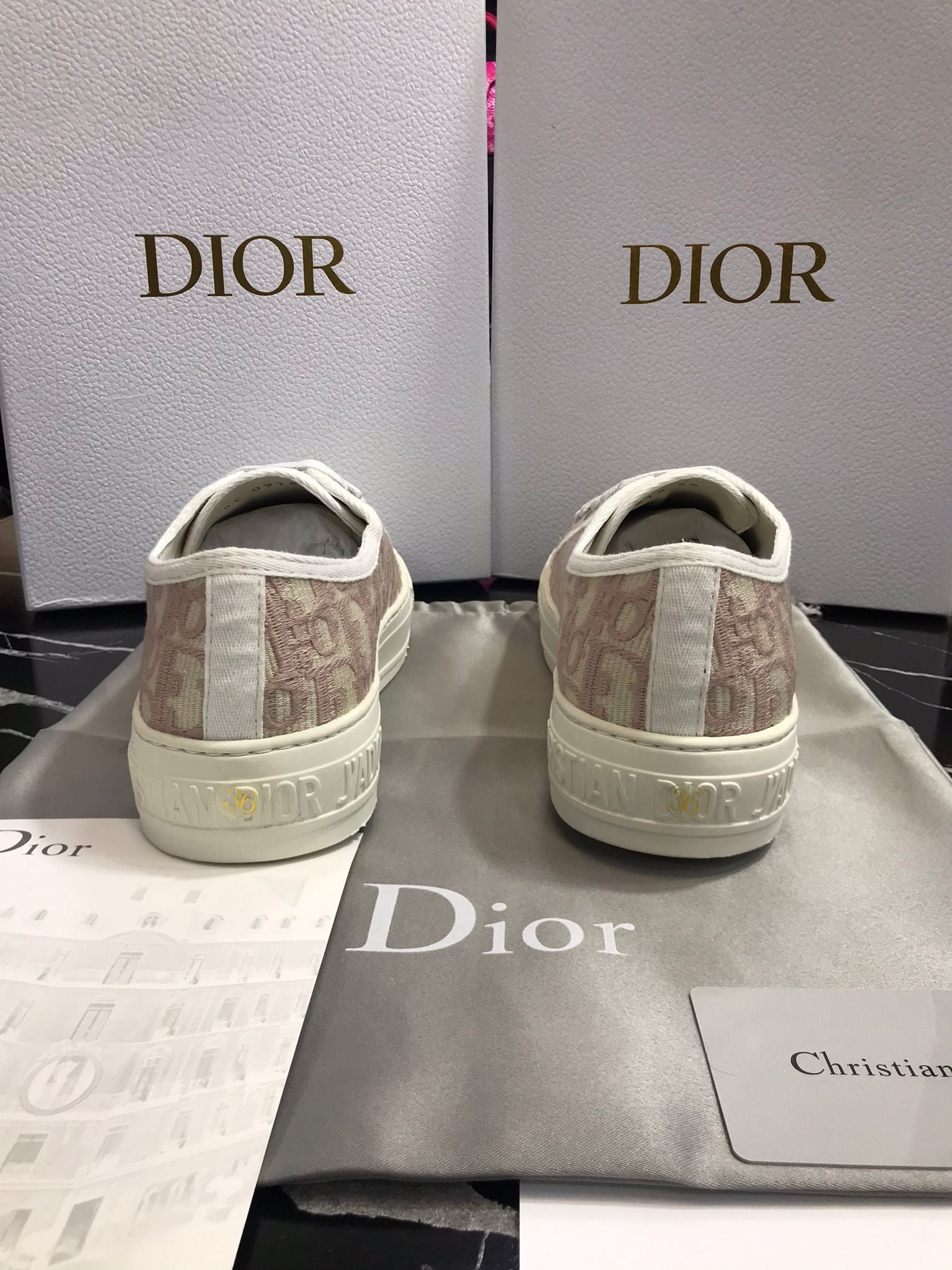 Dior tenis blancos con crema