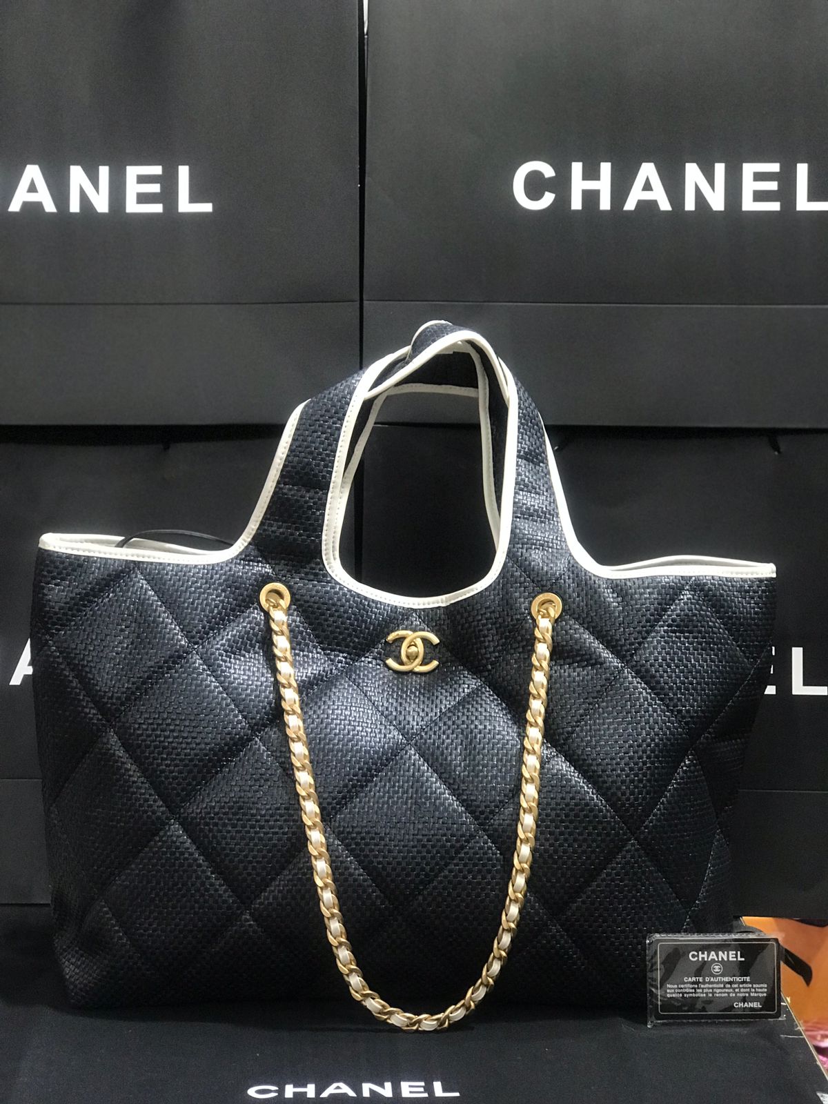 Chanel Negro Bordada Edición Especial