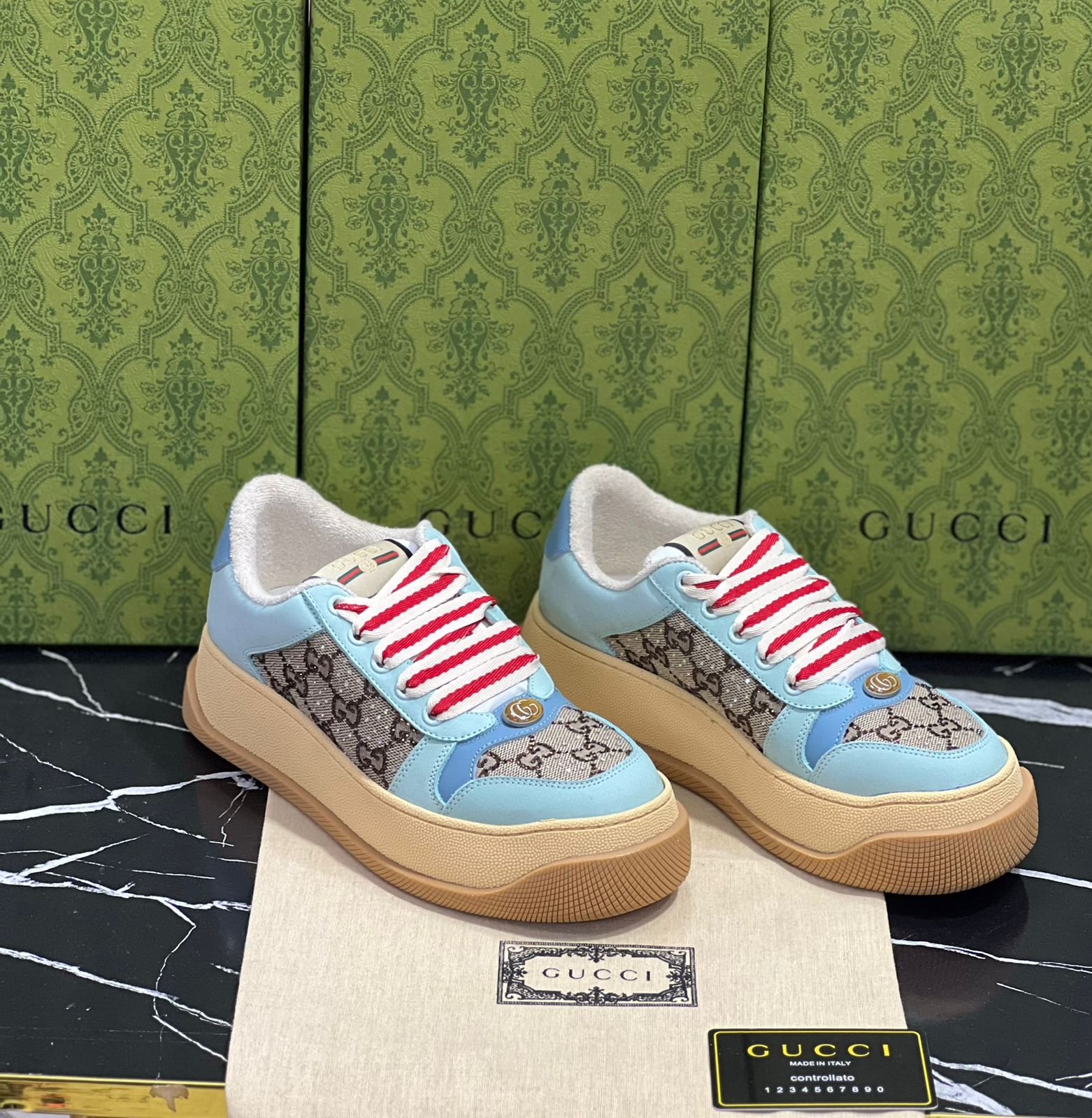 Gucci Tenis Azul con Rojo.