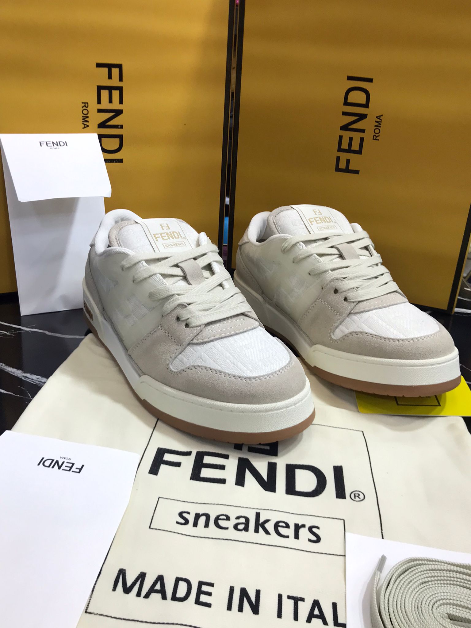 Fendi tenis blanco con cafe