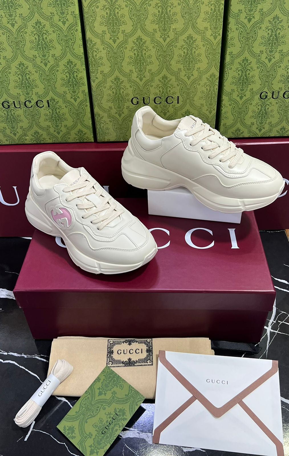 Gucci Tenis color blancos con rosa