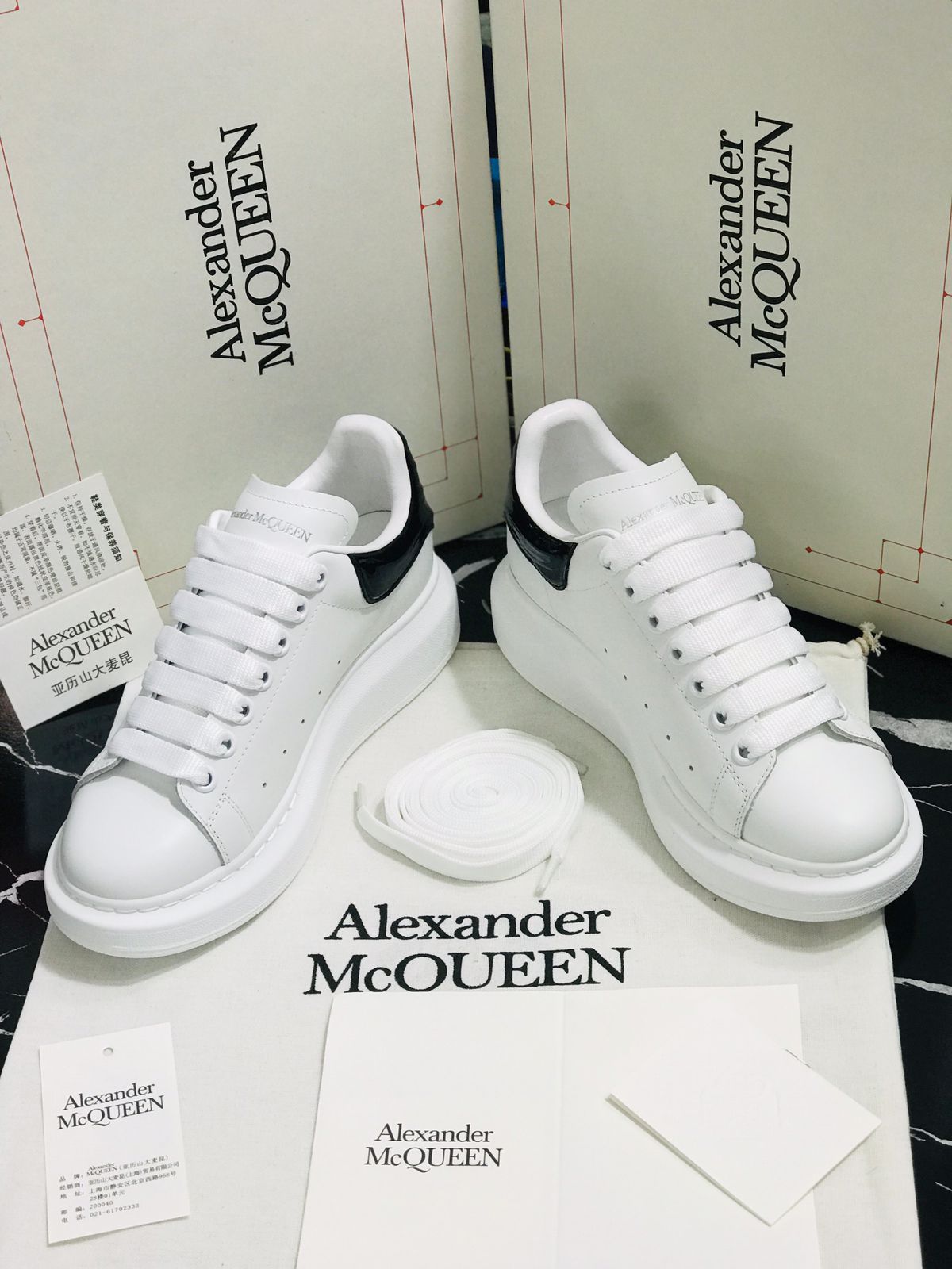 Tenis Alexander Mc Queen blancos con talon negro