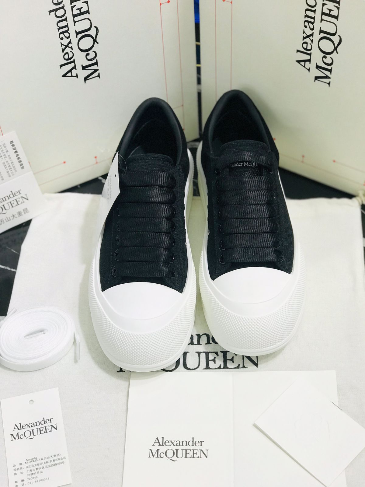 Tenis Alexander Mc Queen blancos con negro