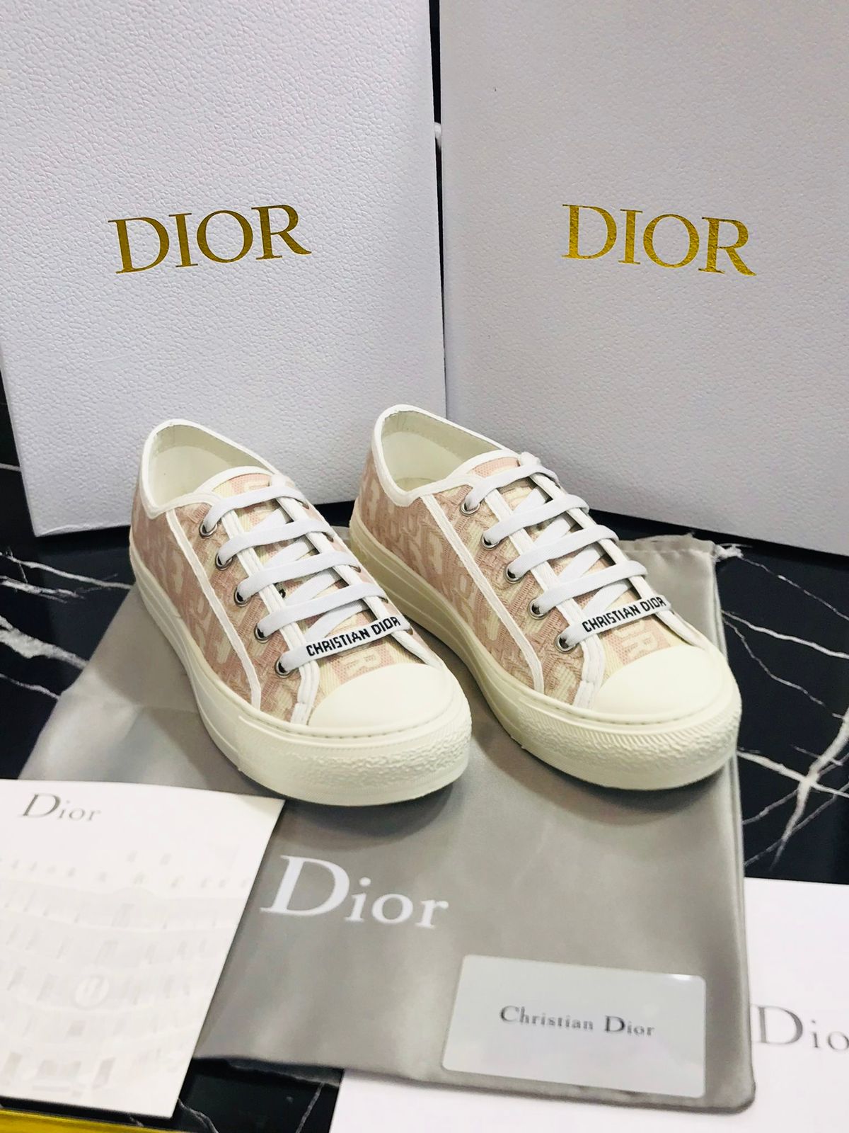 Dior tenis blancos con crema