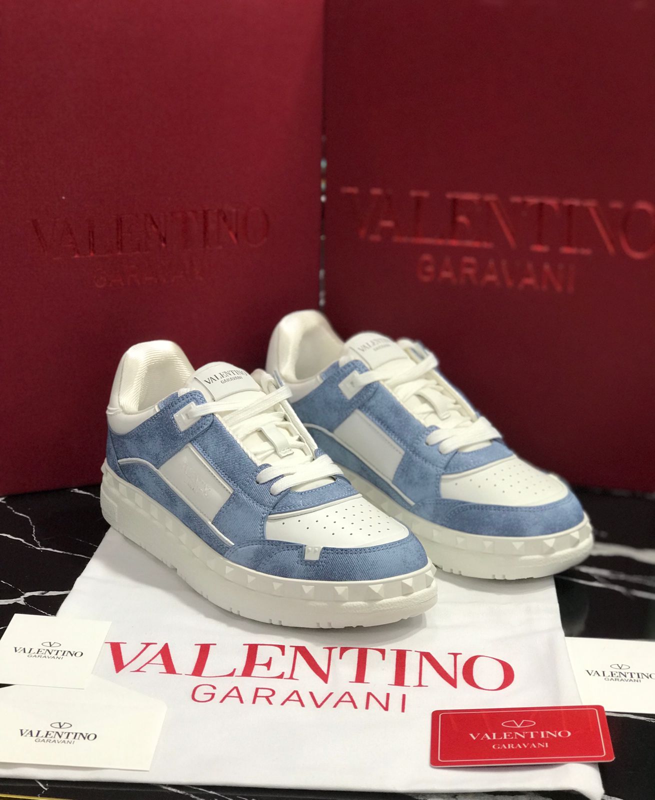 Valentino tenis color blancos con azul Caballero