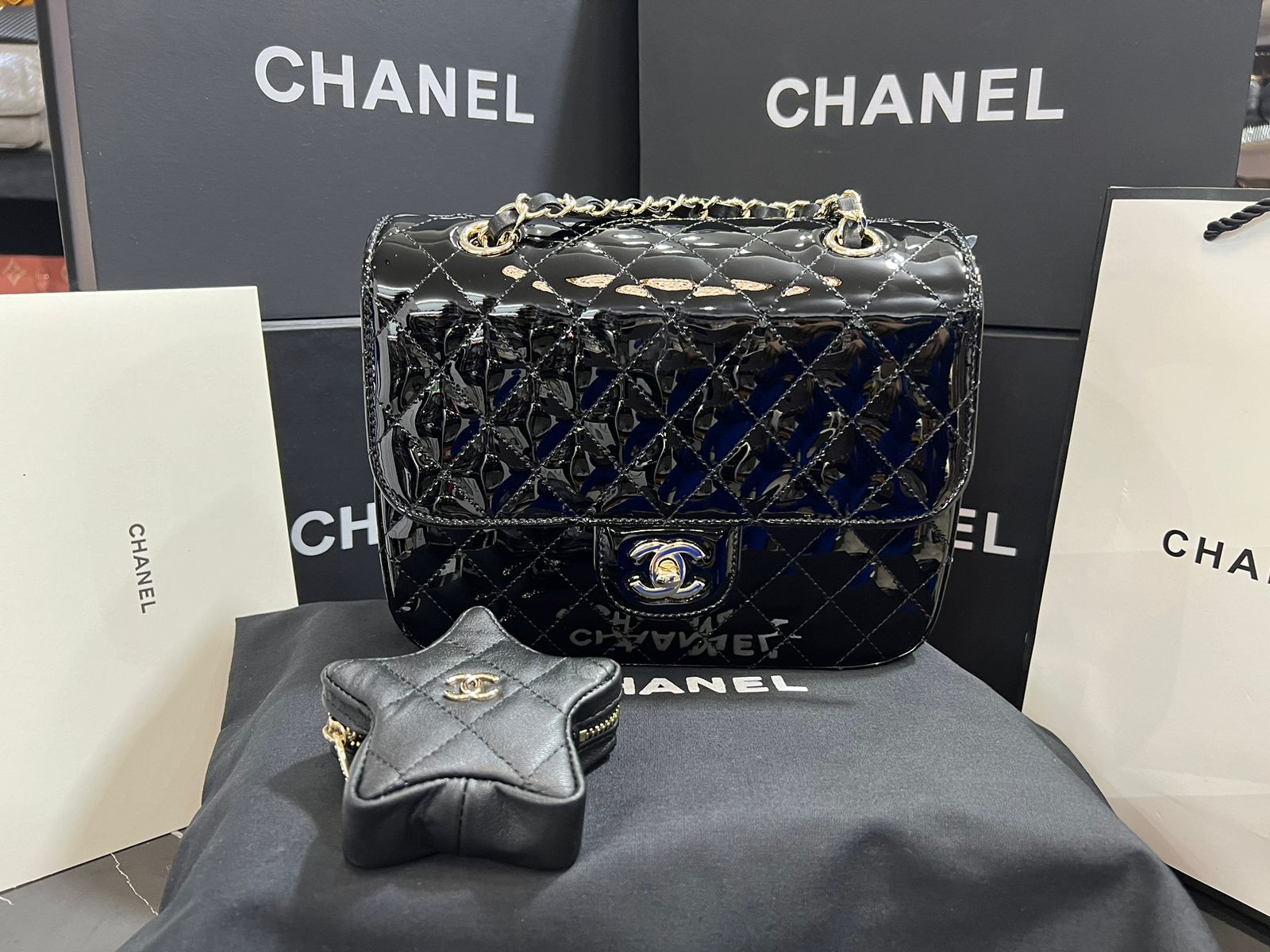 Chanel Negro Edición Especial con Accesorio de Estrella Charol y Piel