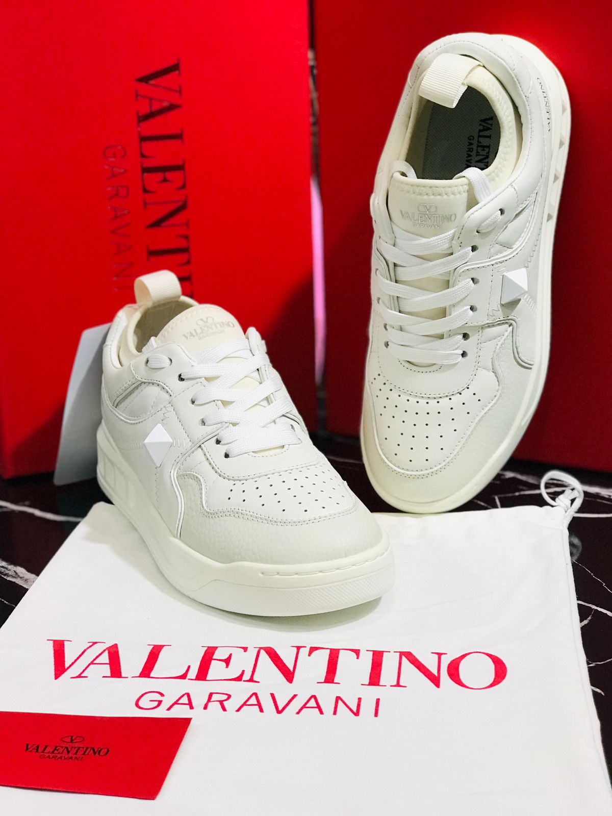 Valentino color blanco Caballero