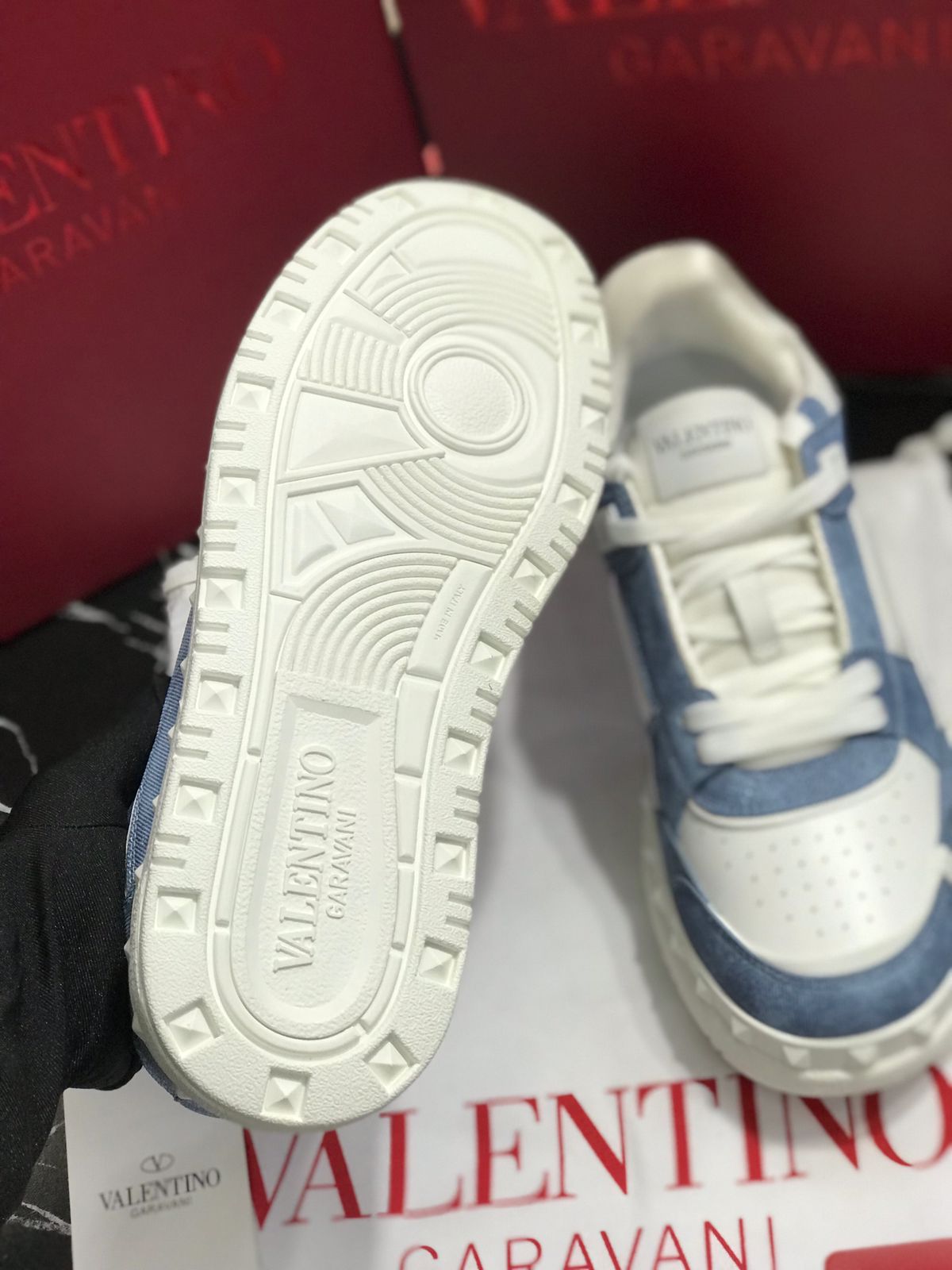 Valentino tenis color blancos con azul Caballero