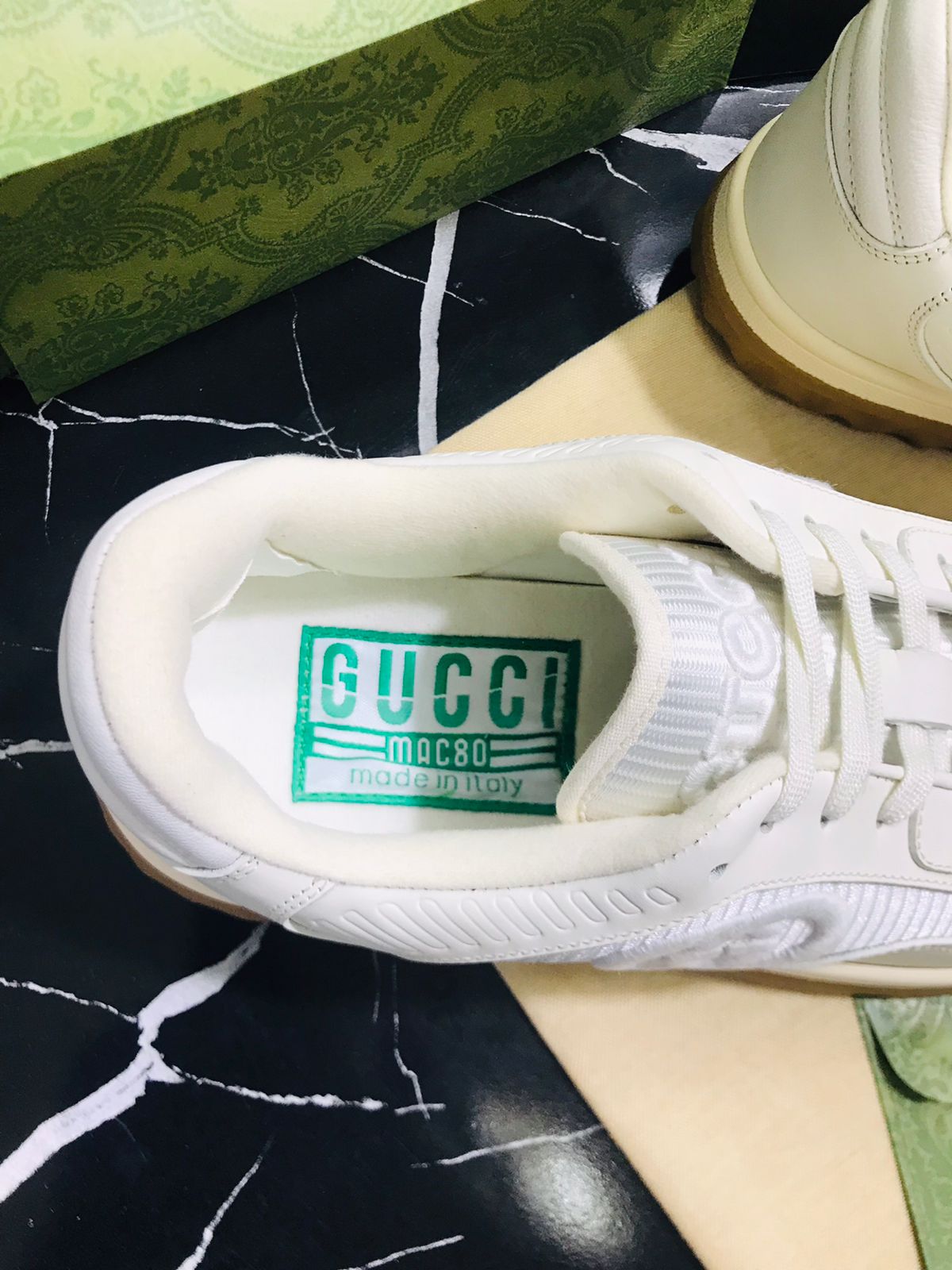 Gucci Tenis color crema Caballero