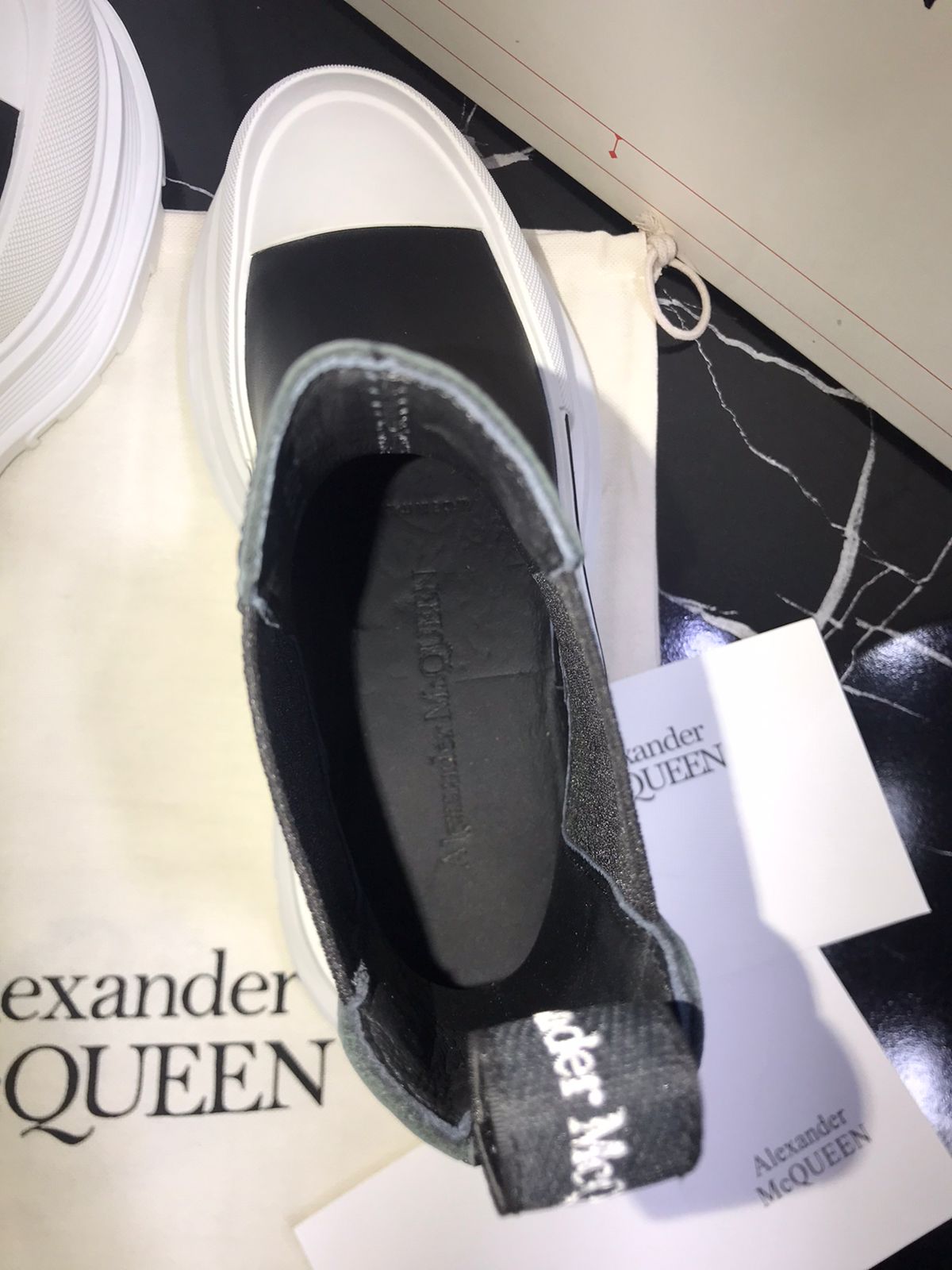 Alexander Mc Queen botin blanco con negro