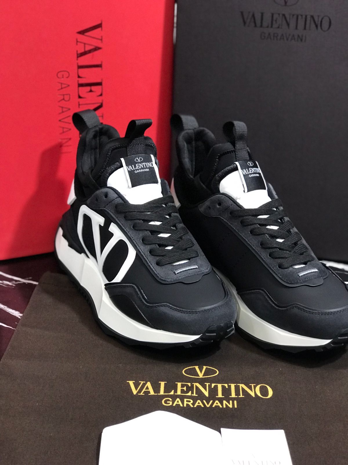 Valentino tenis negro con blanco Caballero