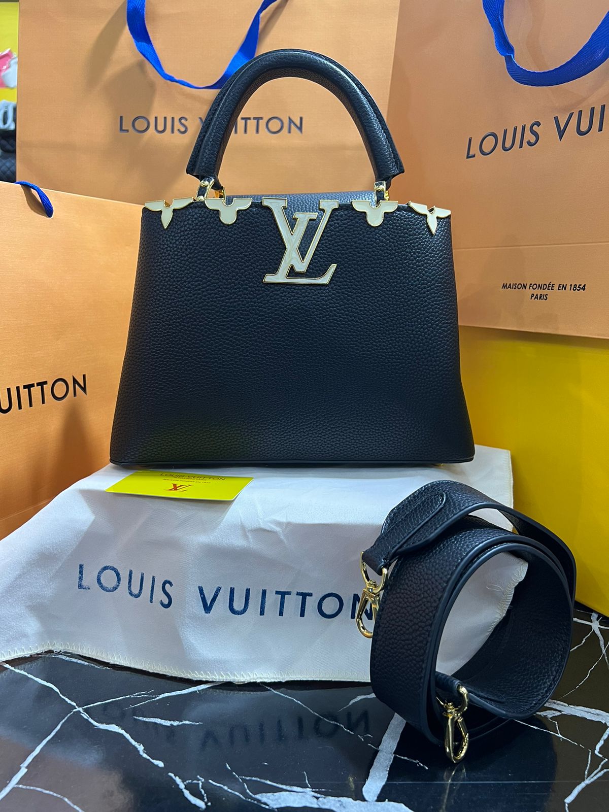 Louis Vuitton Capucine Negro Piel