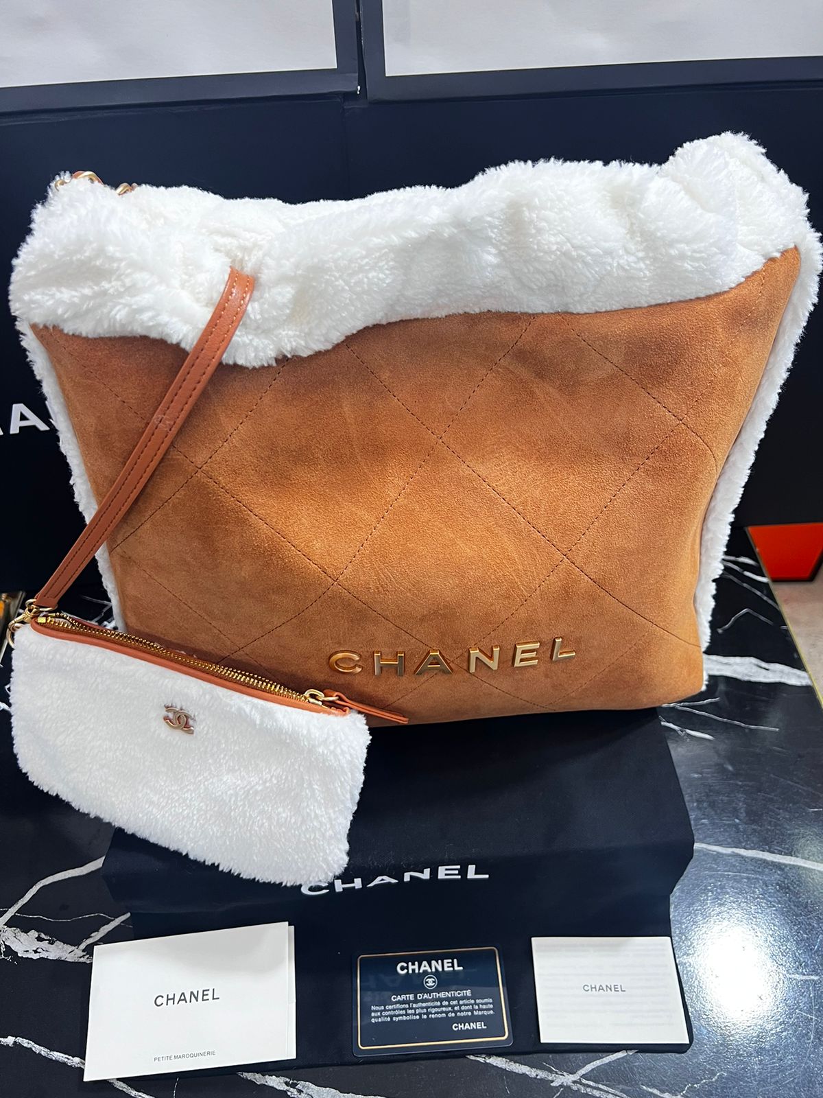 Chanel Café Afelpado Gamuza con Piel