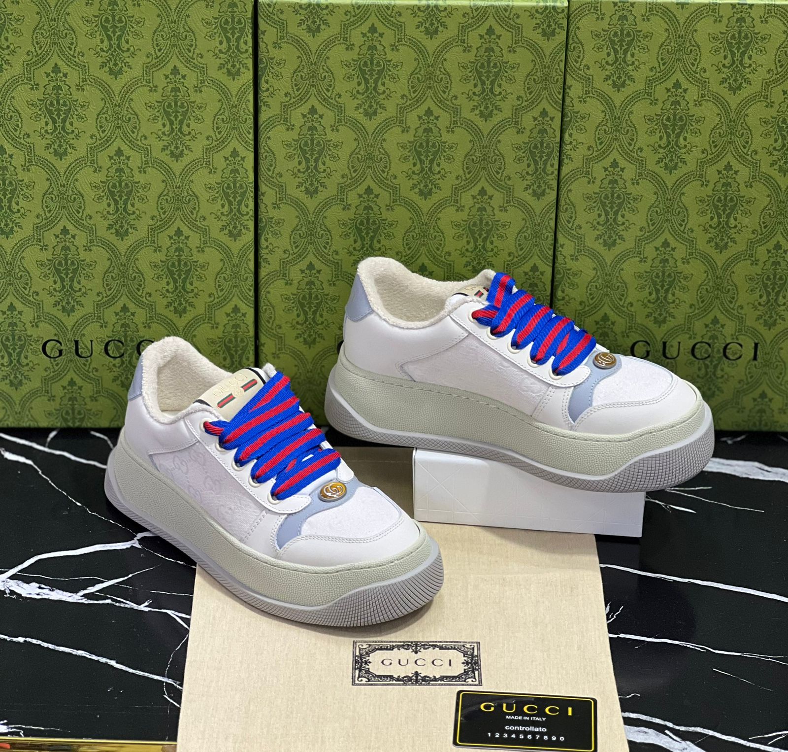 Gucci Tenis Blancos Agujetas Azul con Rojo